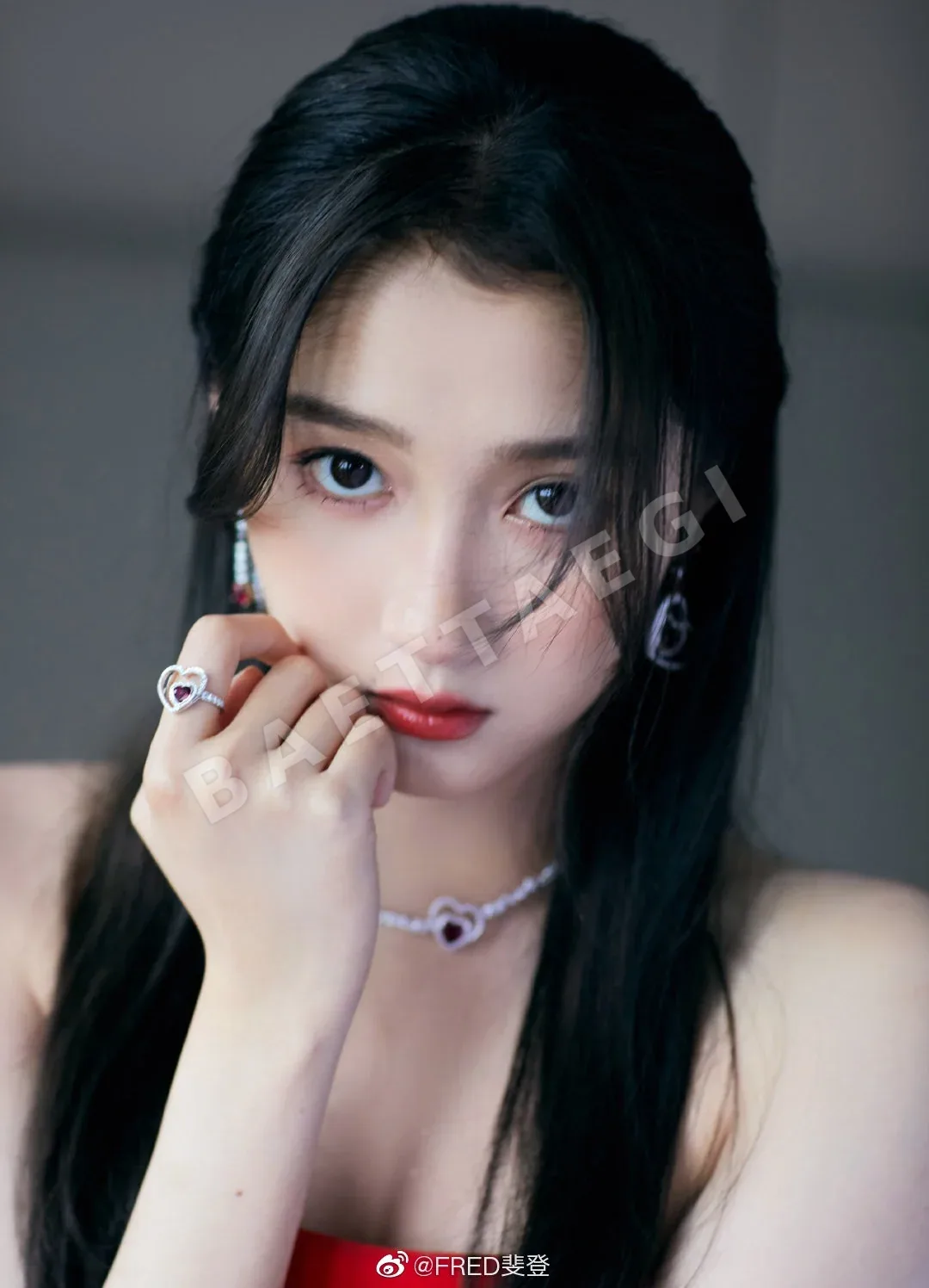 프레드 LOVE 하트 비대칭 은 귀걸이 상세 이미지 4