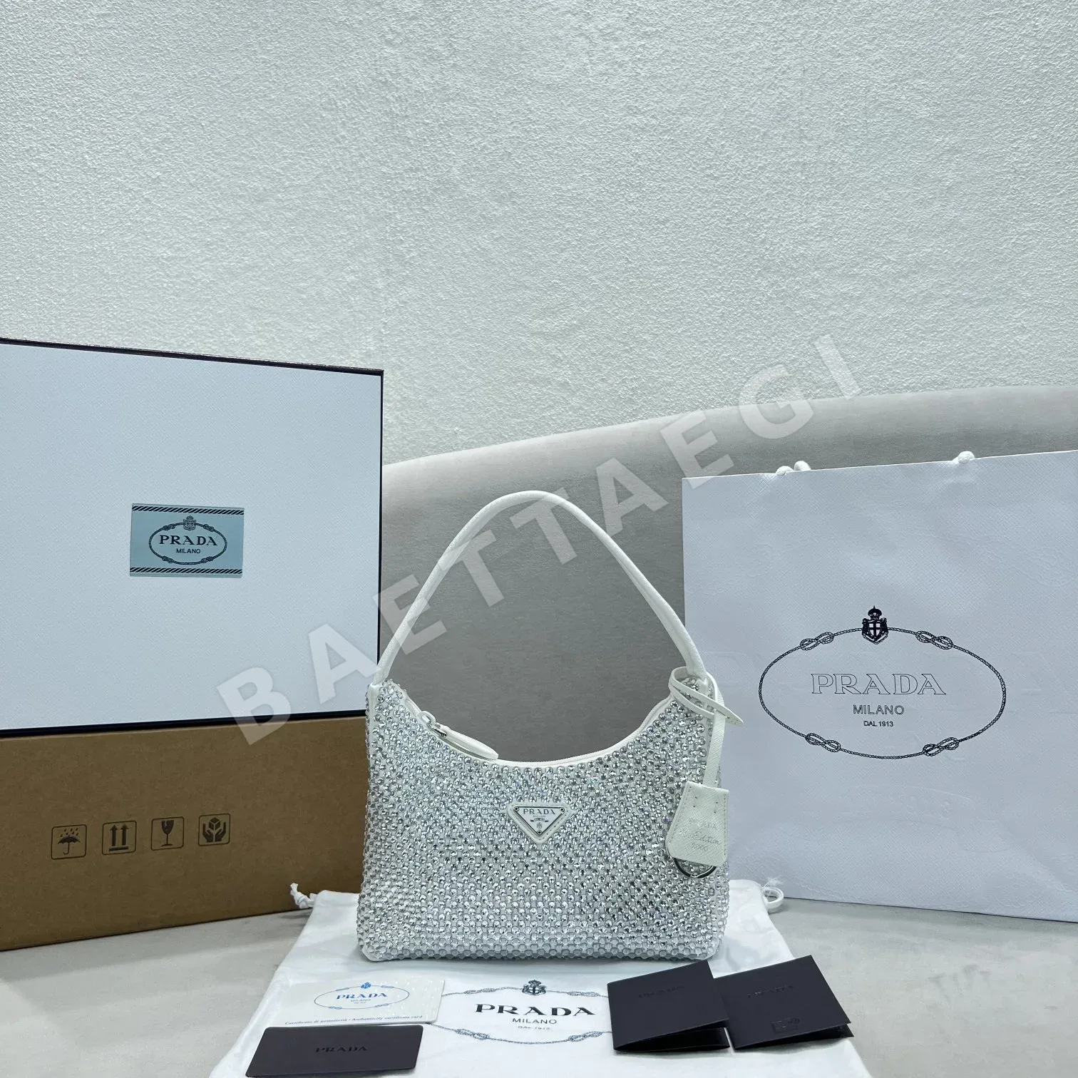 프라다 다이아몬드 장식 호보백 136562