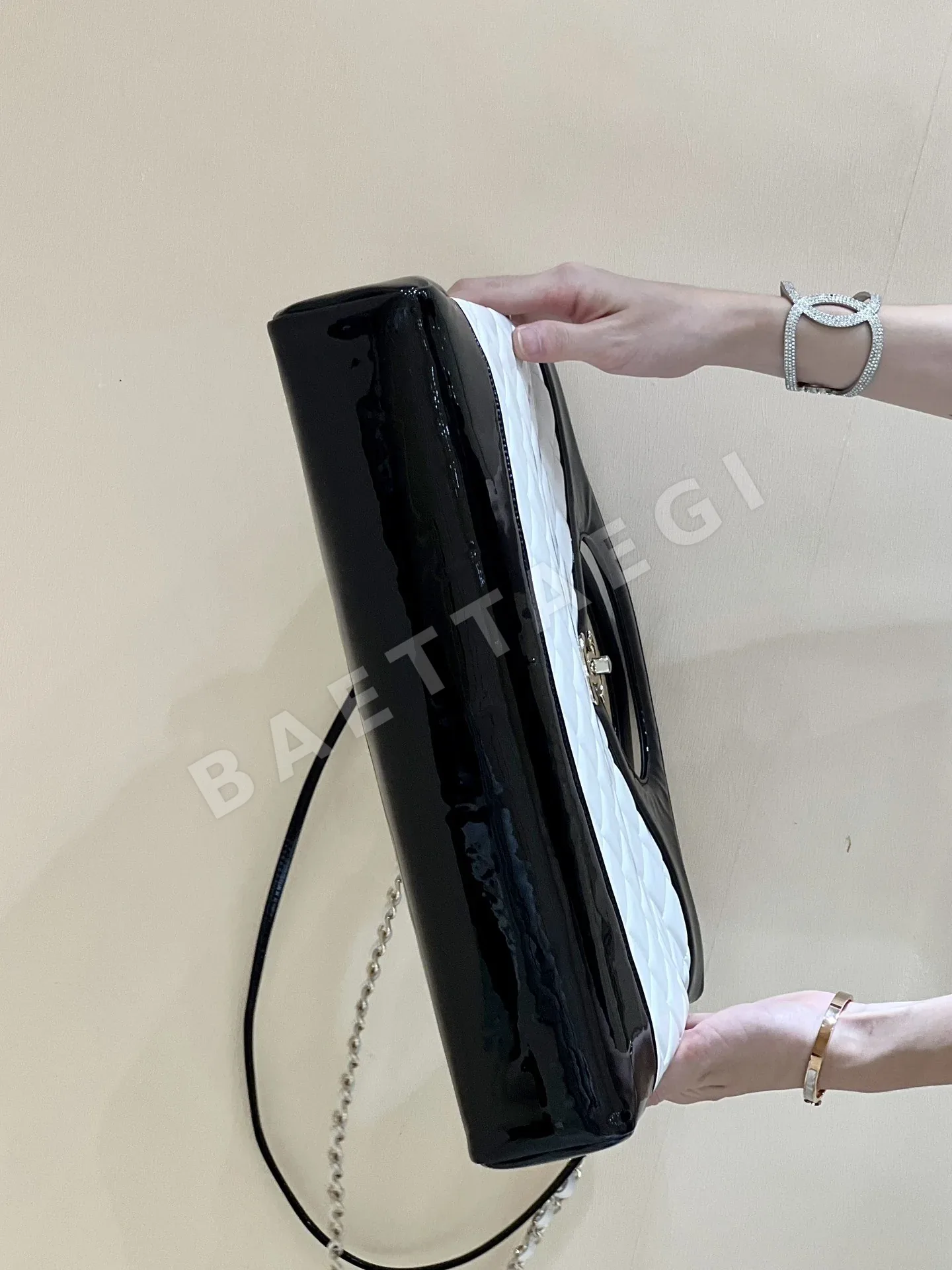 샤넬 에나멜 가죽 팬더 장식 가방 AS1010 상세 이미지 7