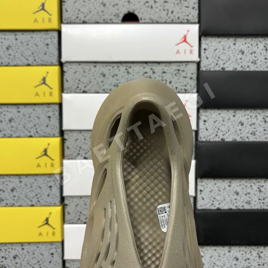 아디다스 [LW] 이지 폼 RNNR GX4472 200636 Adidas Yeezy Foam RNNR Stone Sage 상세 이미지 5
