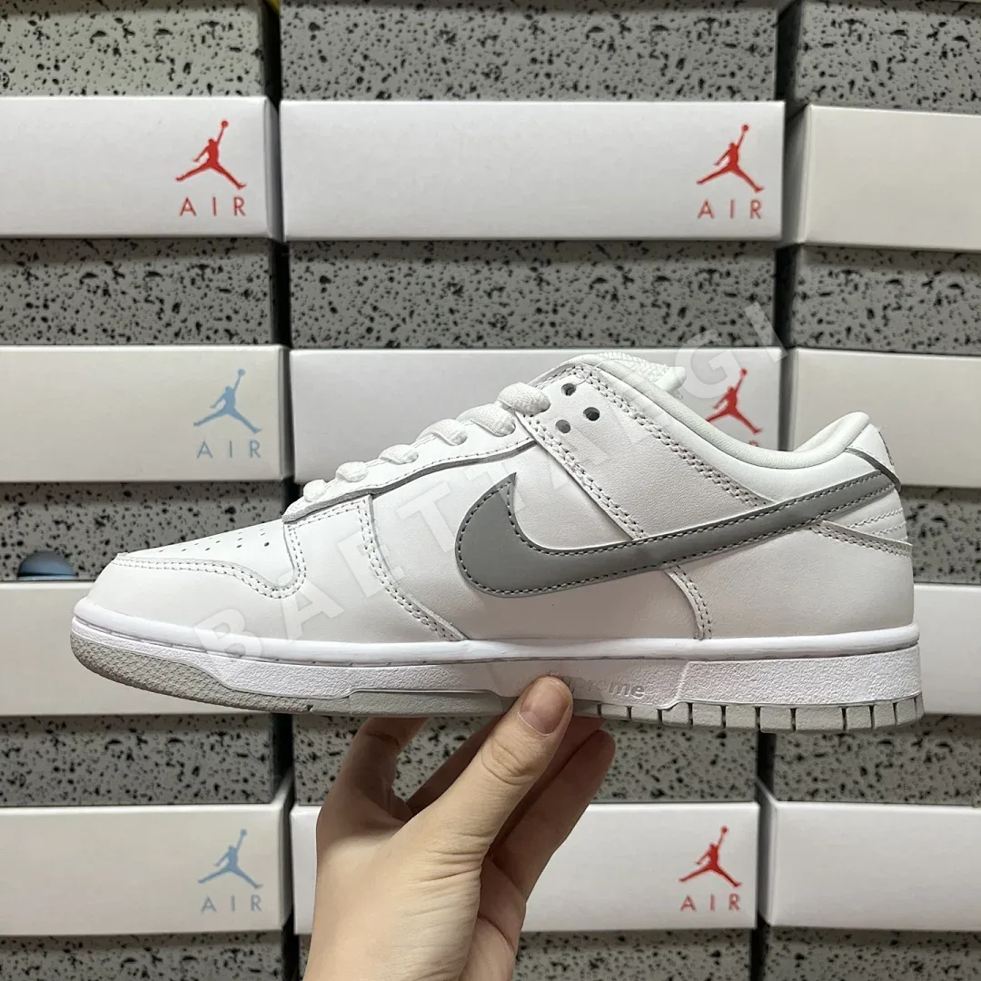 나이키 [AY] SB 덩크 로우 HQ8487-100 201034 Nike SB Dunk Low Supreme 94 White Metallic 상세 이미지 4