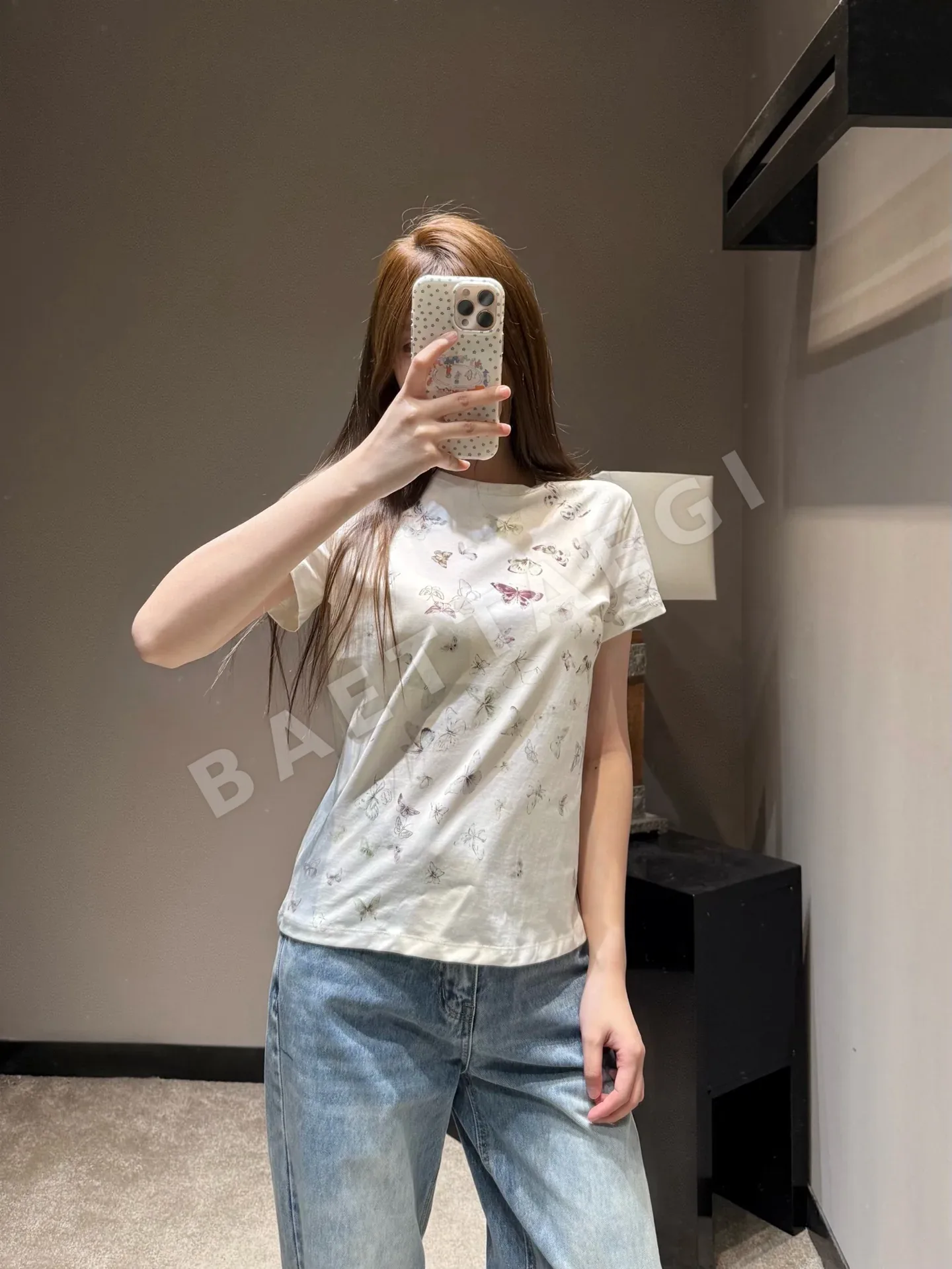 미우미우 크리미 화이트 나비 프린트 여성 반팔 101804