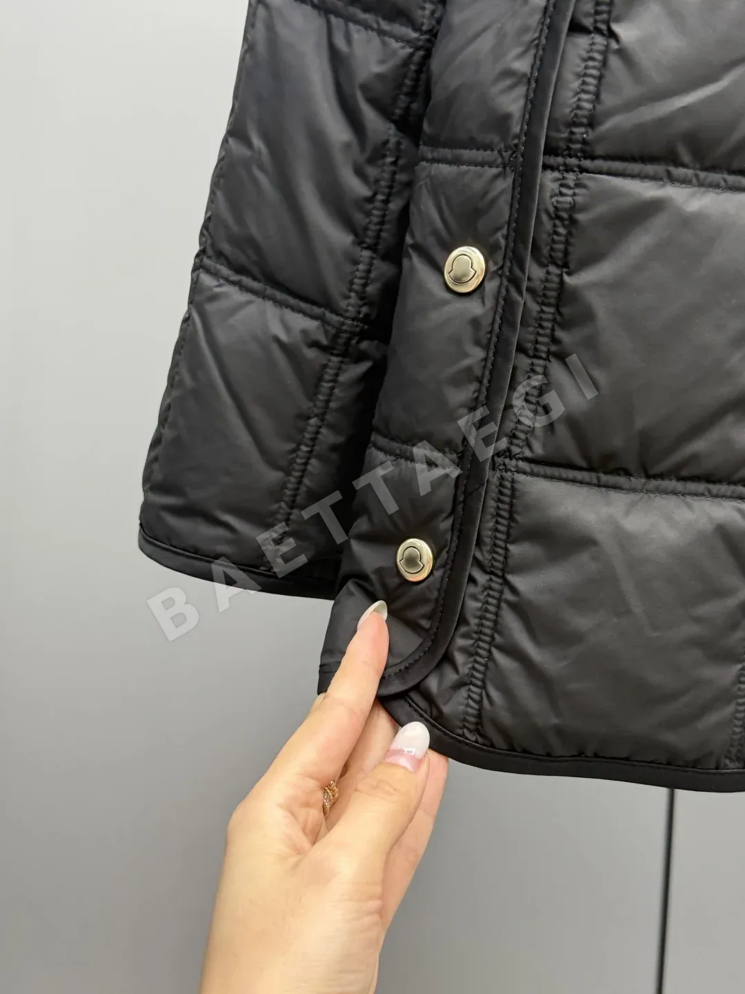 몽클레르 시어링 카라 벨티드 여성 패딩 재킷 상세 이미지 6