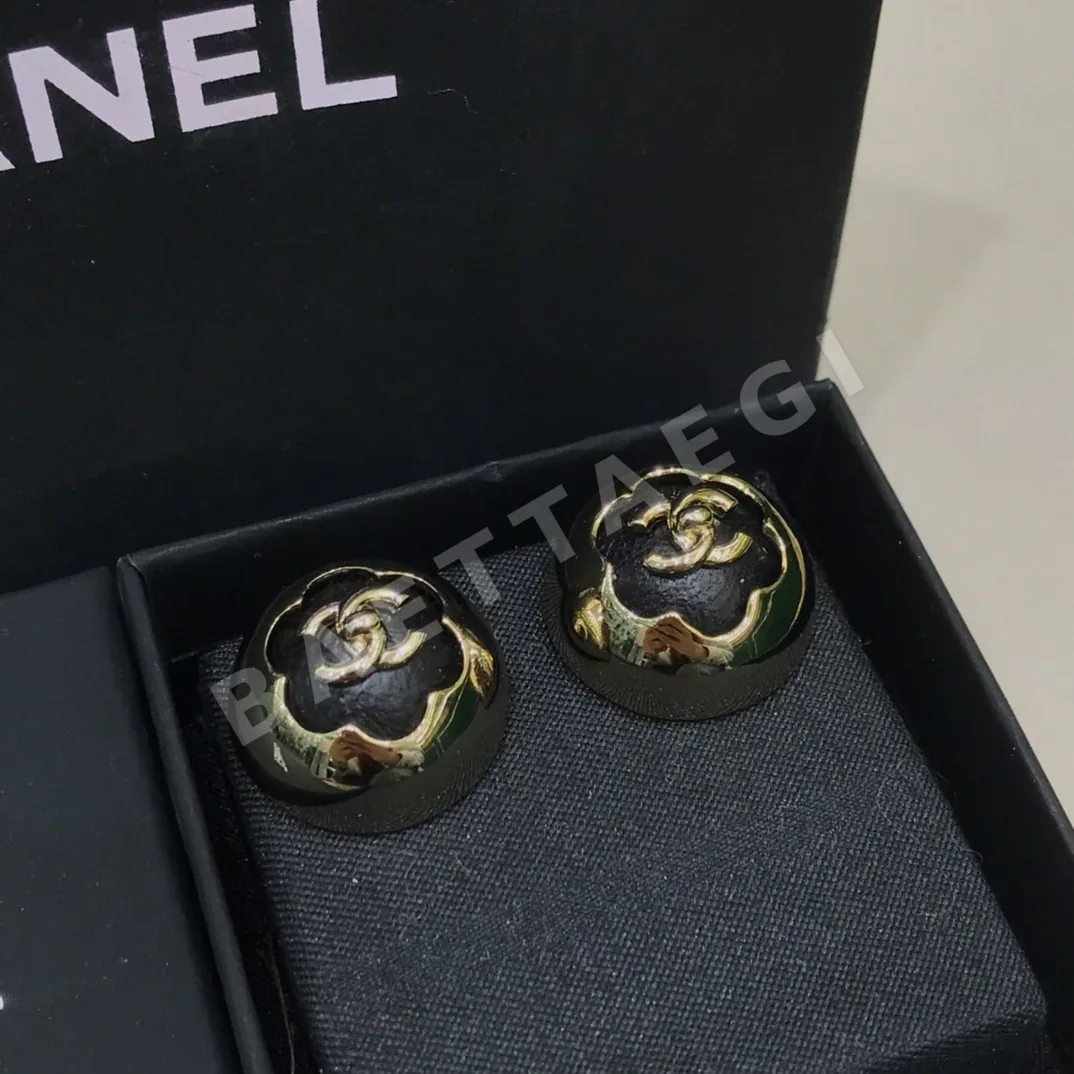 샤넬 카멜리아 골드 더블 C 귀걸이 상세 이미지 2