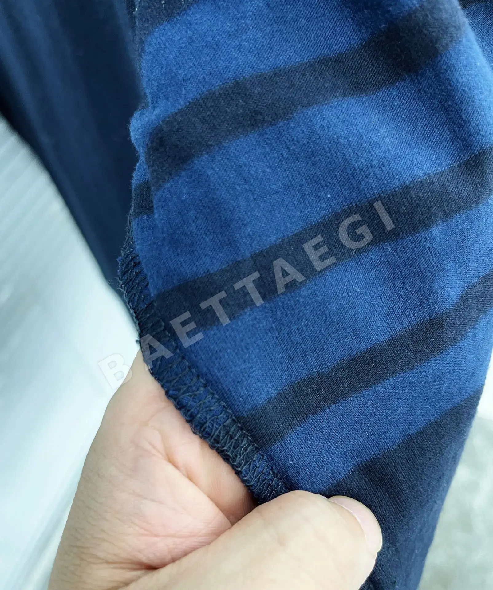 톰브라운 TB 컬러 다이드 블루 4바 스트라이프 남성 긴팔 티셔츠 상세 이미지 5