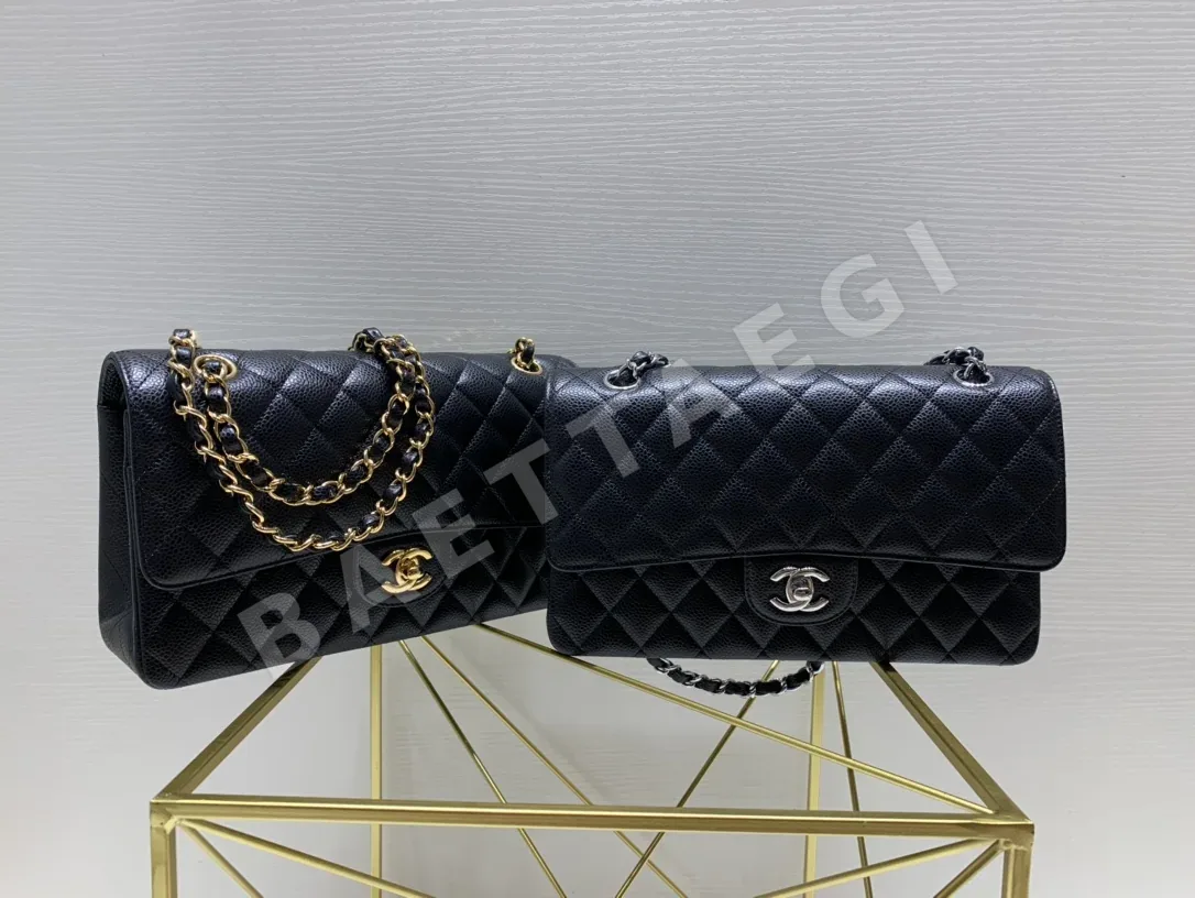 샤넬 생 어피 가죽 은색 버클 가방 136279