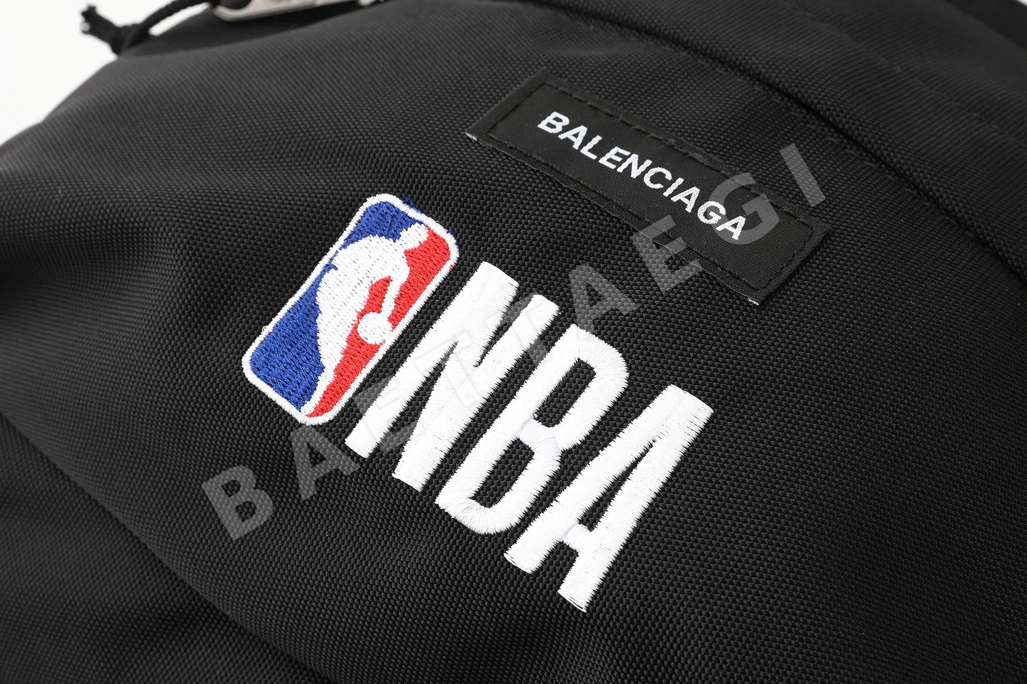 발렌시아가 NBA 콜라보 자수 로고 백팩 상세 이미지 5