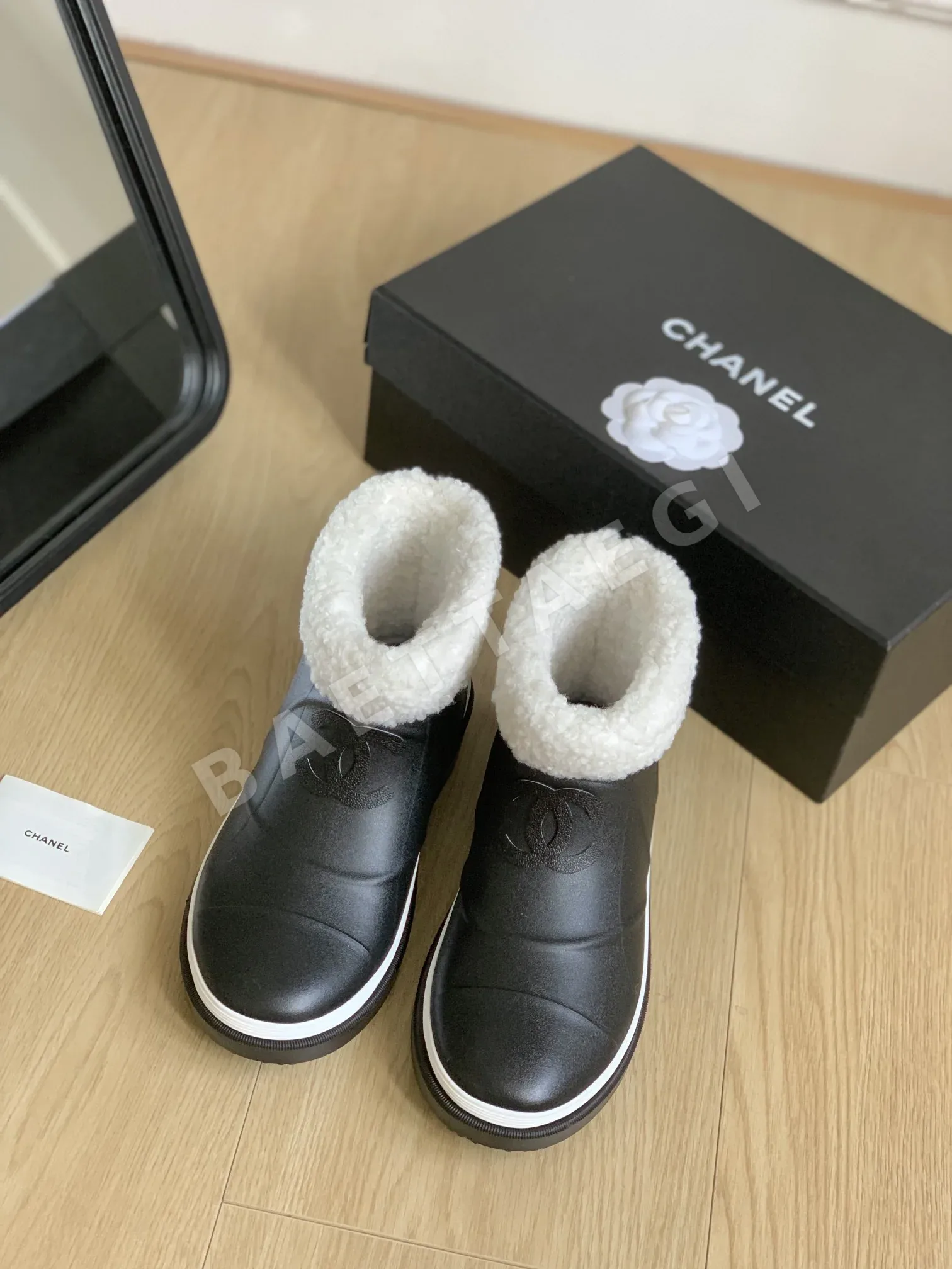 샤넬 23A 로고 레인부츠 85249