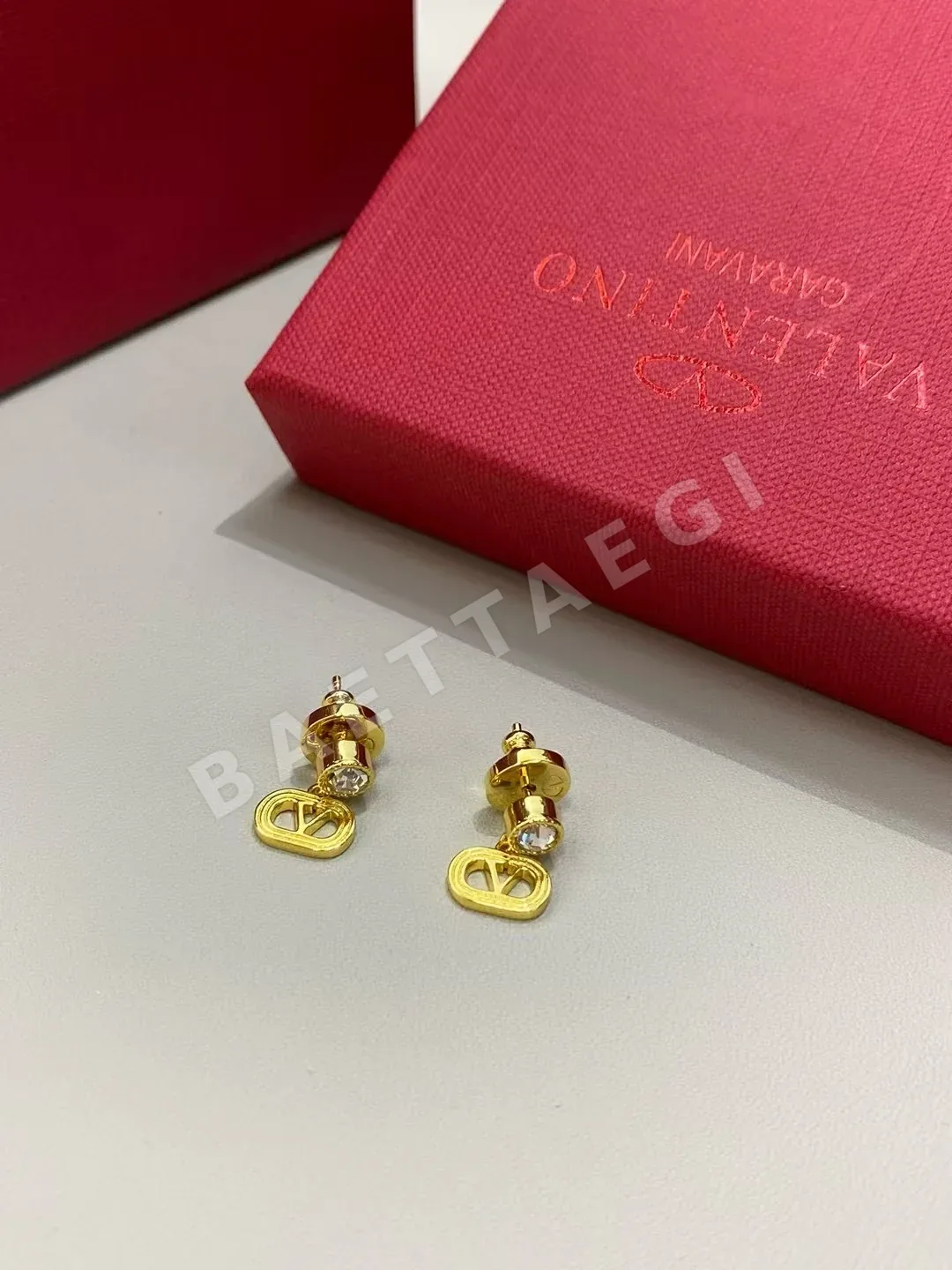 발렌티노 메탈 스터드 다이아몬드 장식 귀걸이 63705