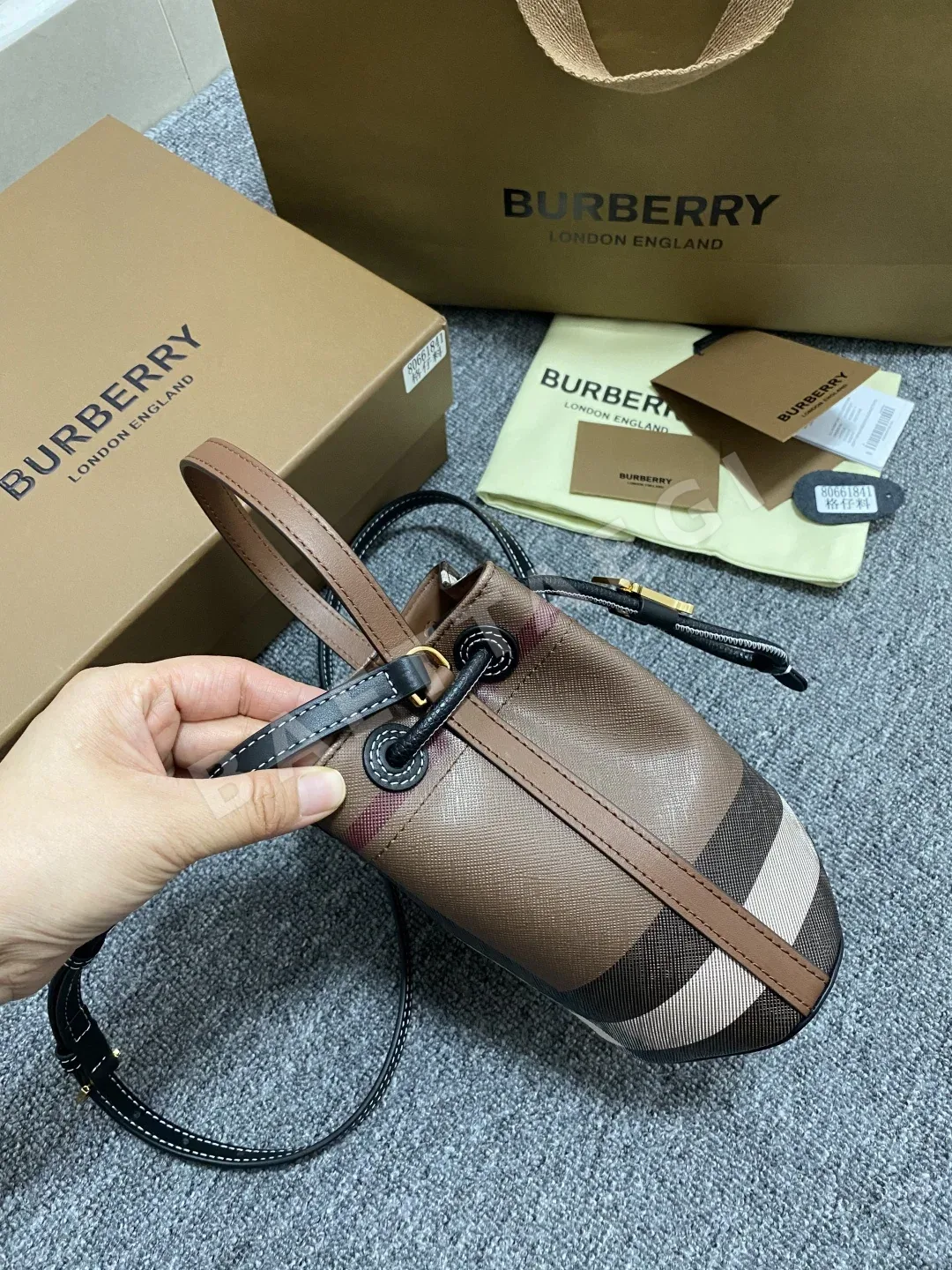 버버리 미니 버킷백 상세 이미지 5