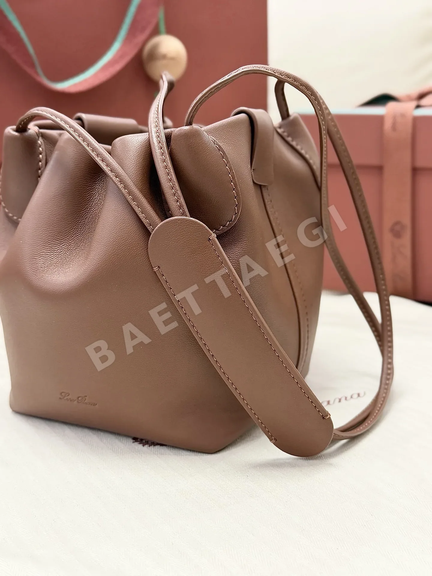 로로피아나 베일 소프티 램스킨 버킷백 FAQ2160 상세 이미지 4