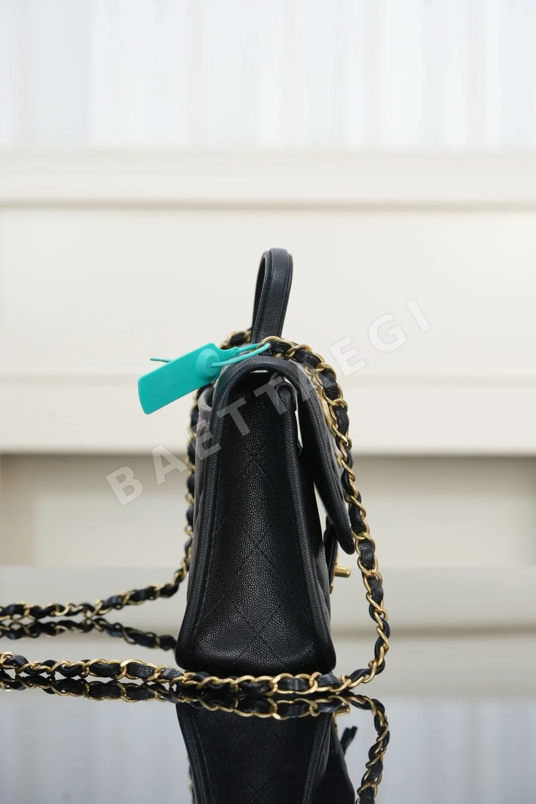 샤넬 네잎클로버 코인 참 페블드 가죽 미니 메신저백 상세 이미지 8