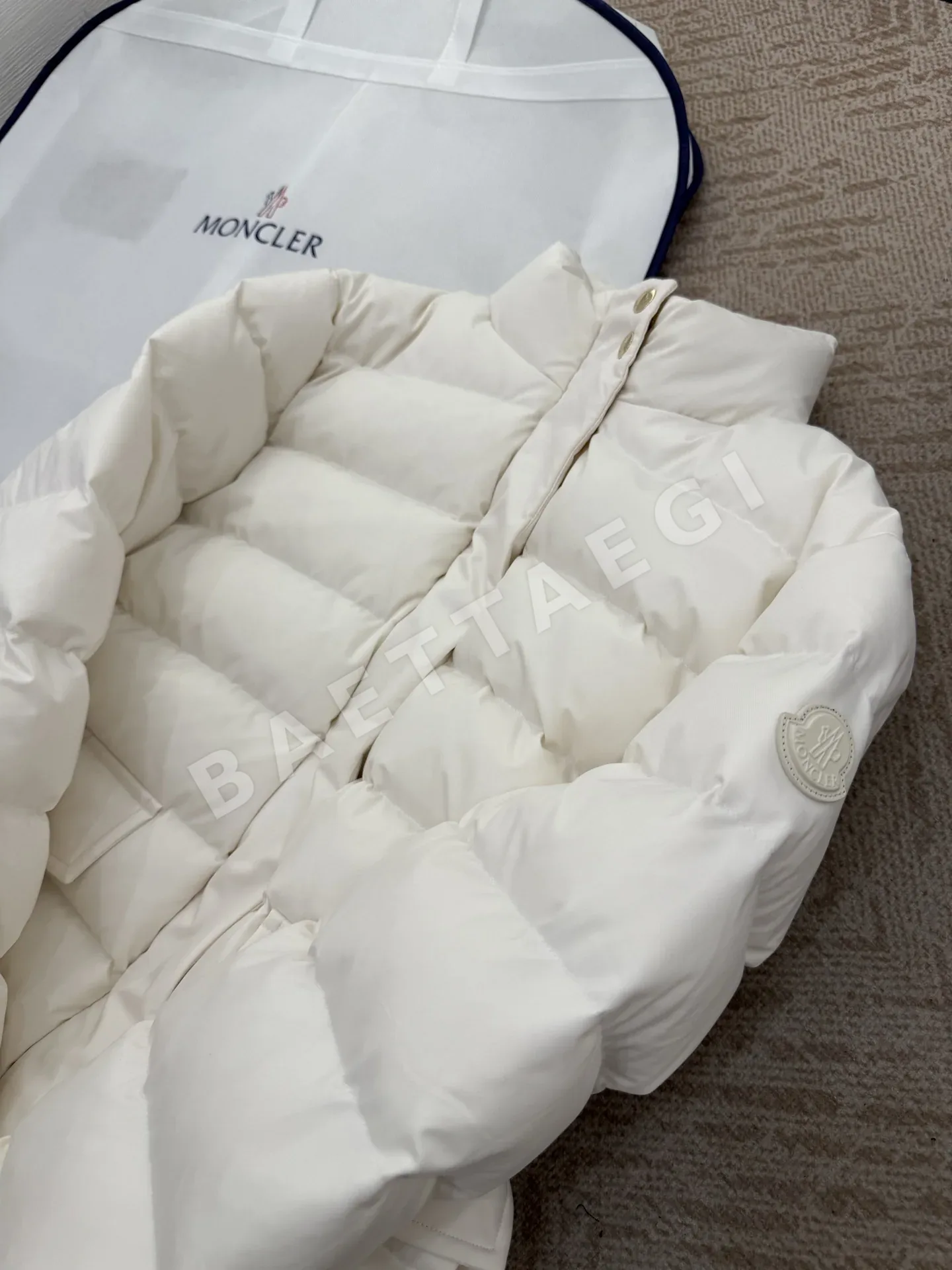 몽클레르 베셋(Bessette) 여성용 쇼트 다운 재킷 상세 이미지 4