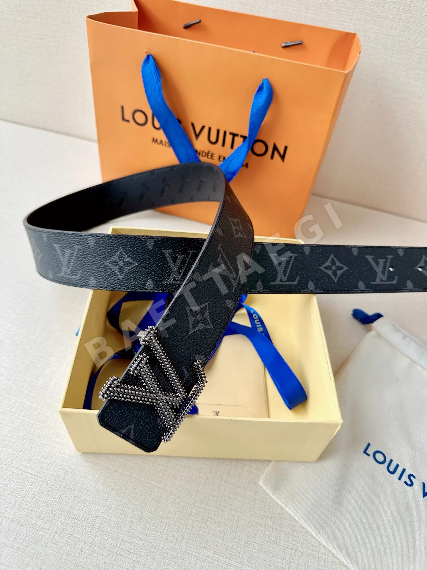 루이비통 LV 이니셜 스터드 리버서블 가죽 벨트 상세 이미지 8
