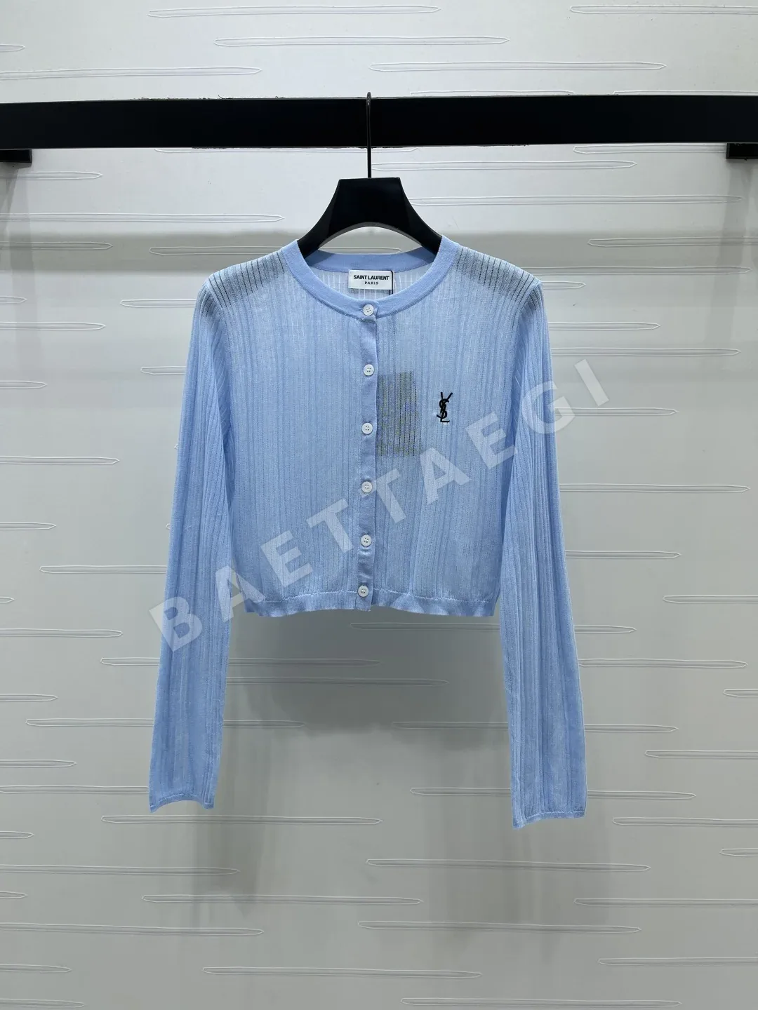 생로랑 세로 골지 로고 자수 크루넥 가디건 103389