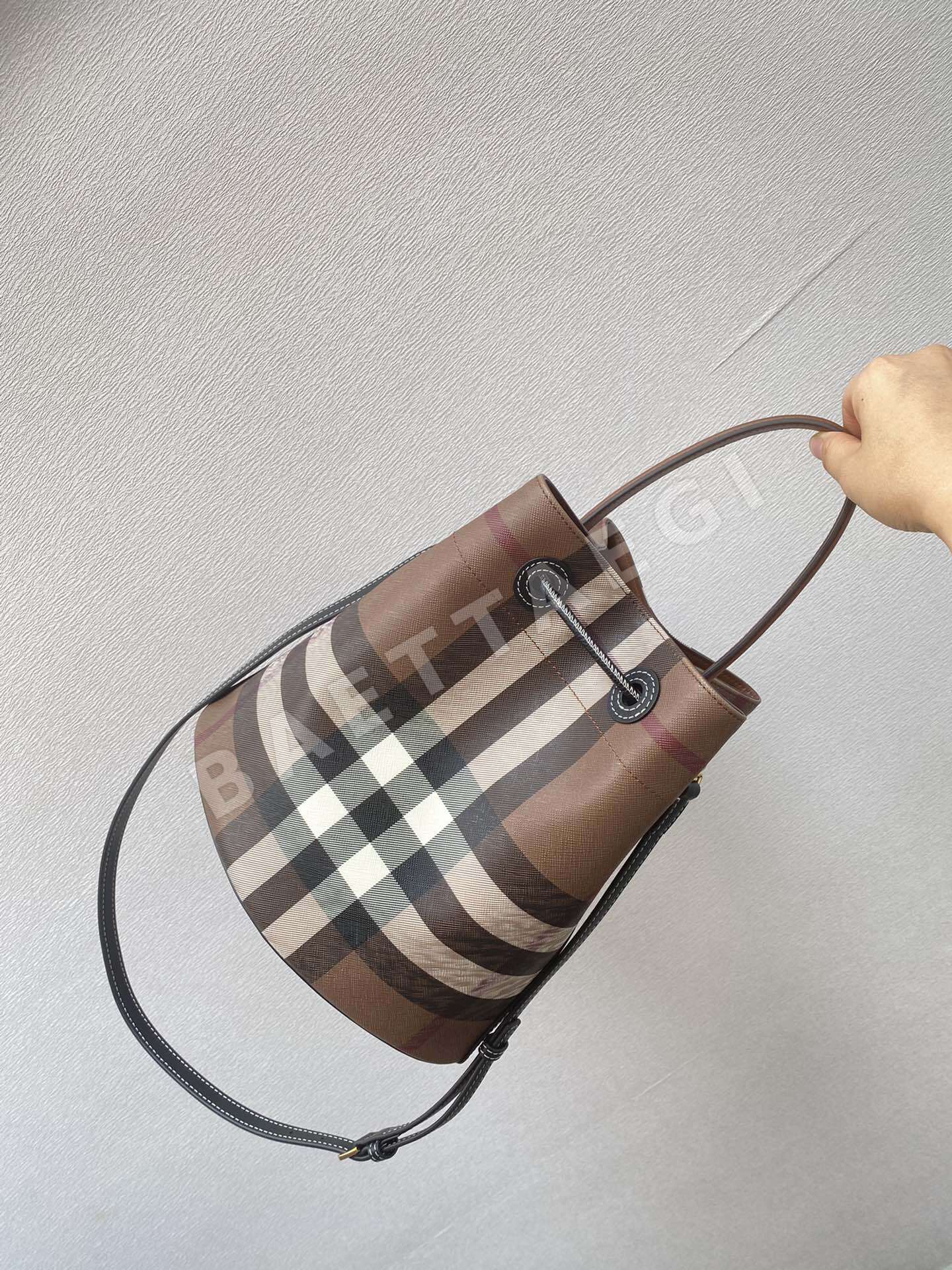 버버리 버치우드 브라운 버킷백 상세 이미지 4