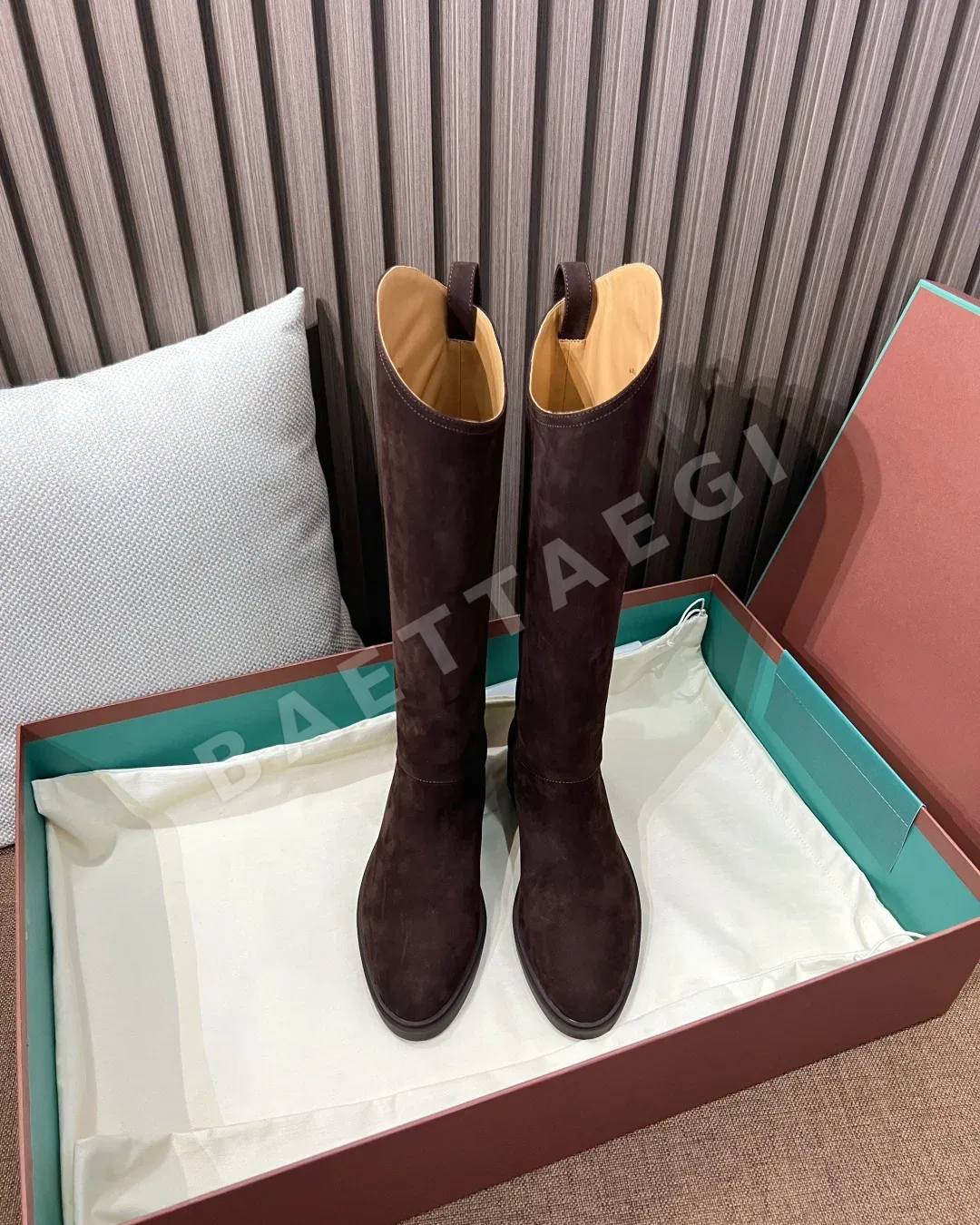 로로피아나 부츠 카우 스웨이드 메탈 로고 187445