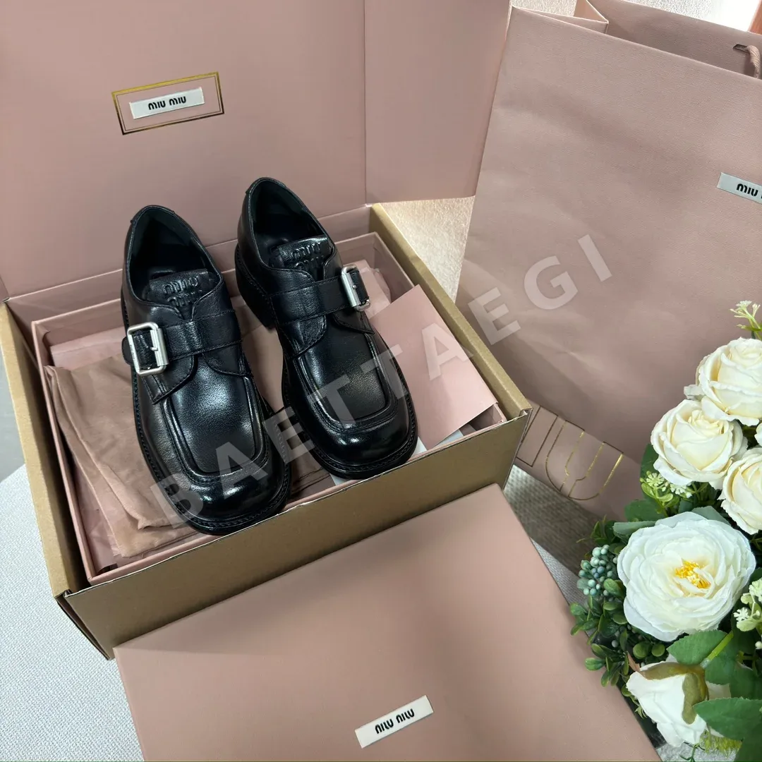 미우미우 버클 장식 브로그 로퍼 93925