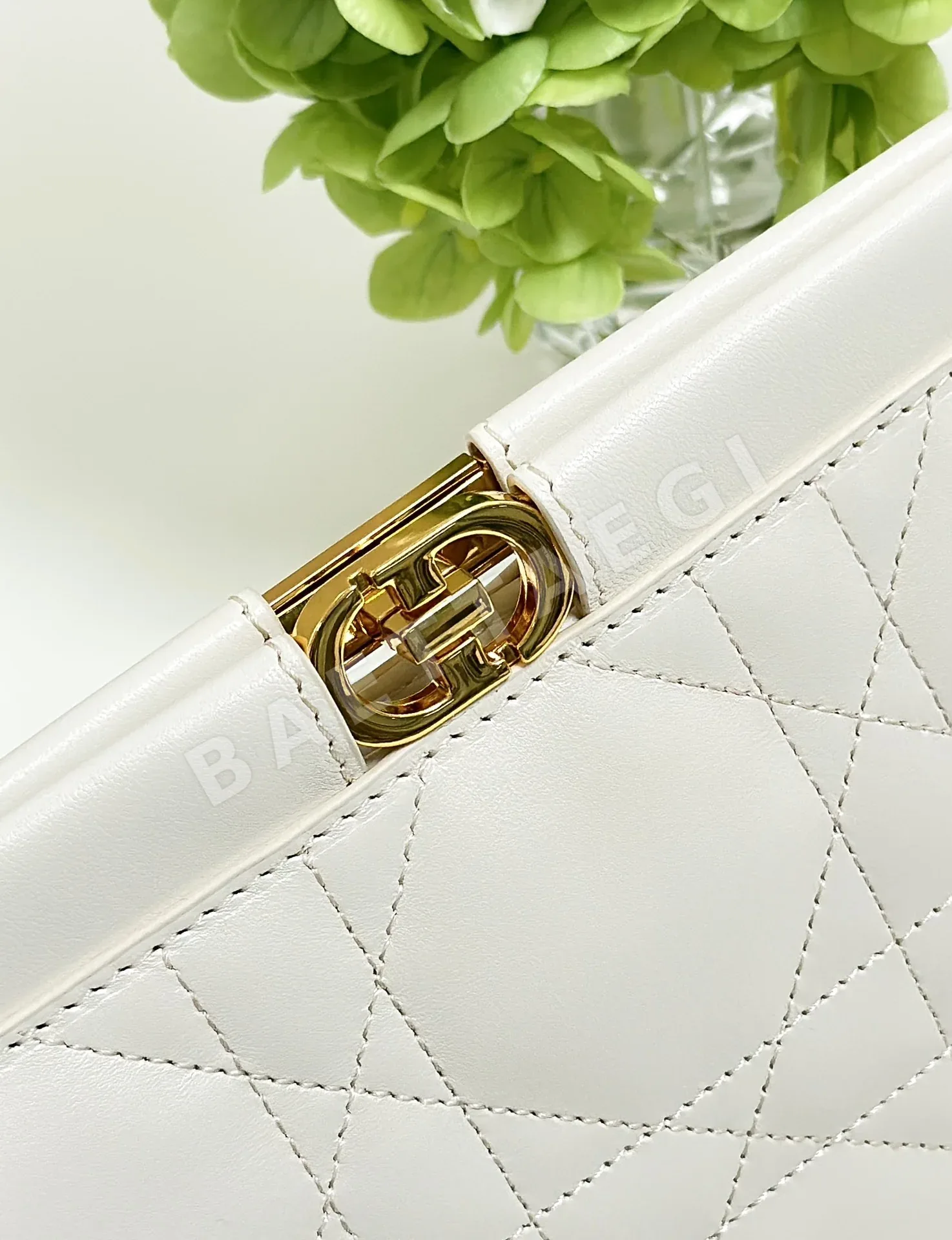 디올 램스킨 체크 크로스바디 가방 상세 이미지 4