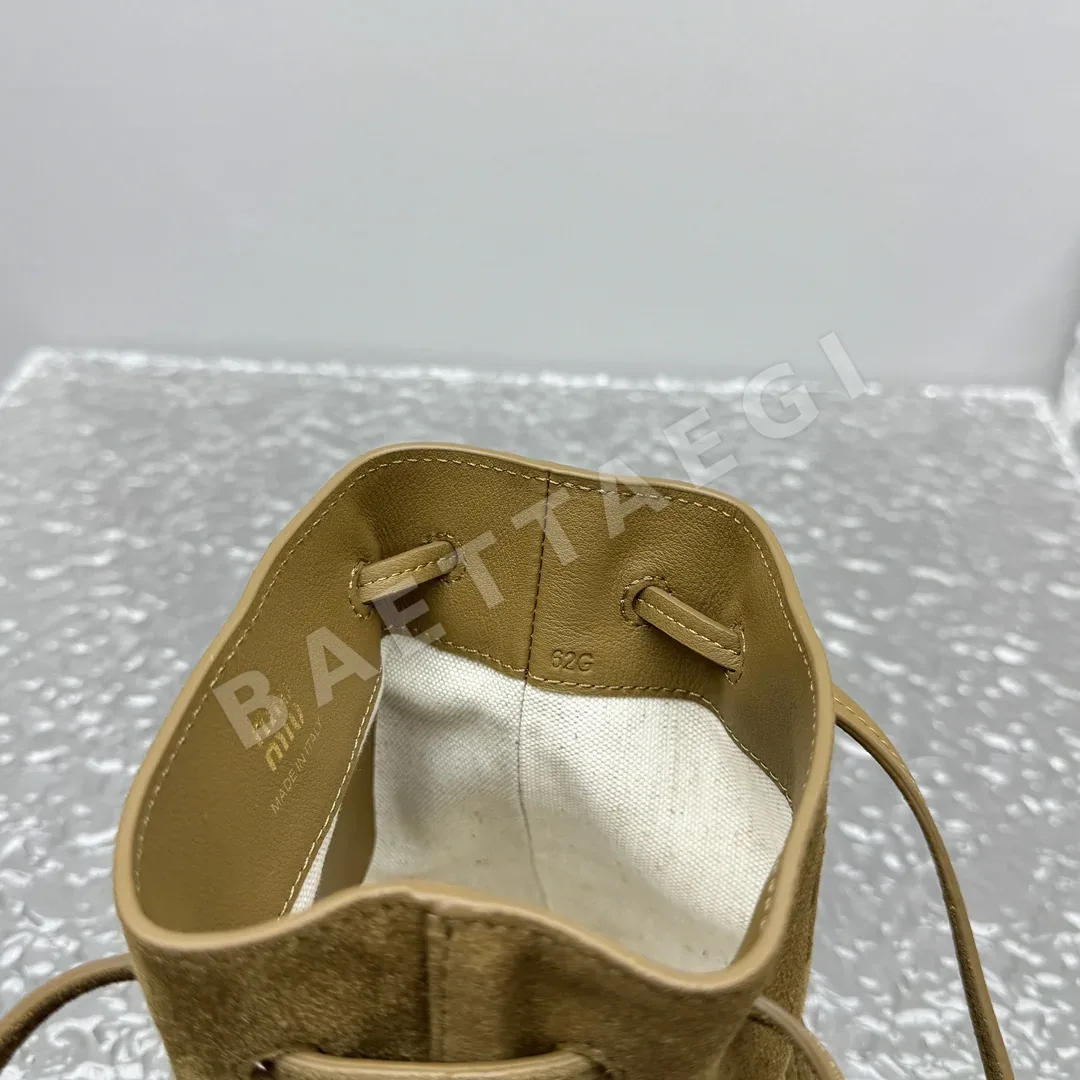 미우미우 프로스티드 티 브라운 버킷백 상세 이미지 10