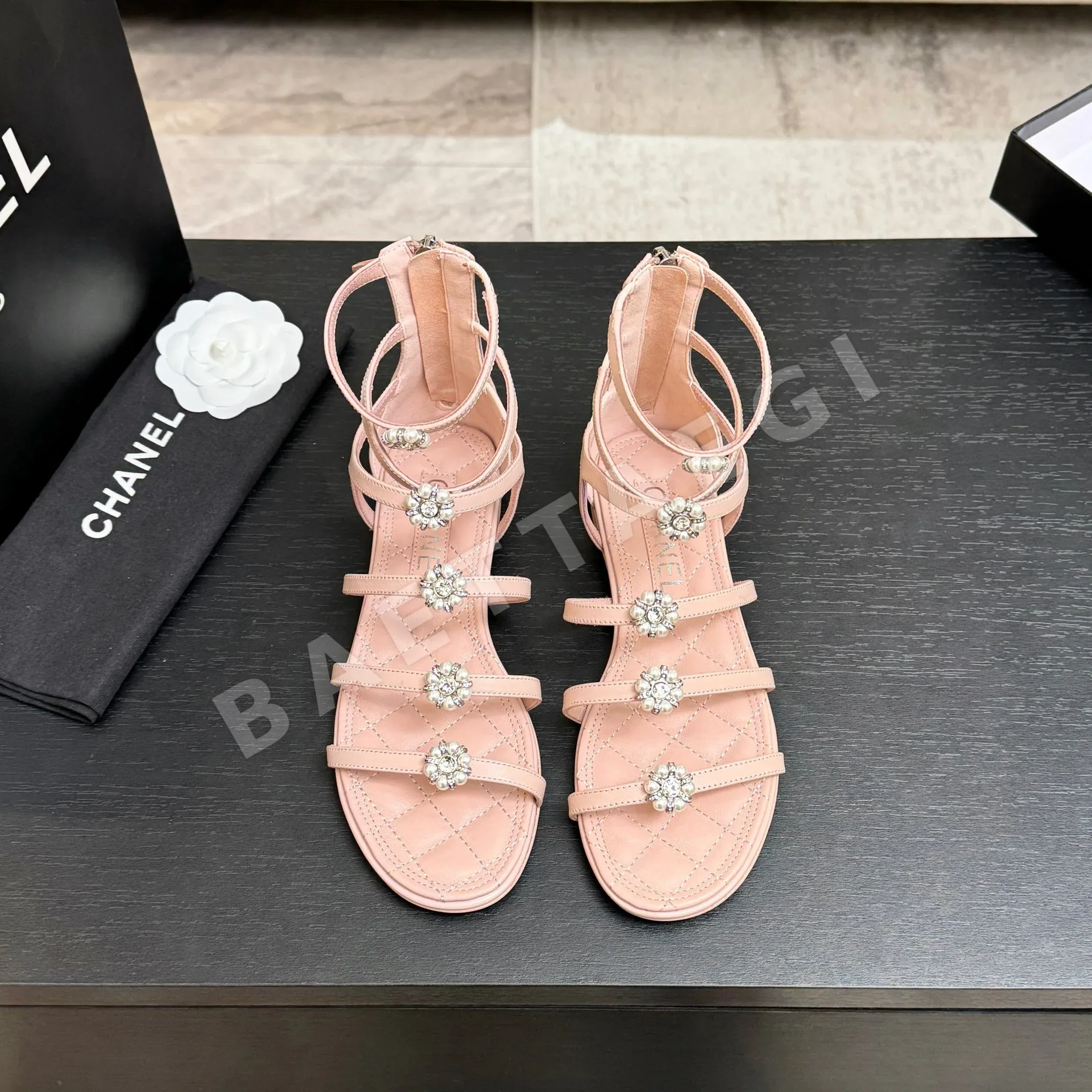 샤넬 동백꽃 진주 장식 청키힐 샌들 42148
