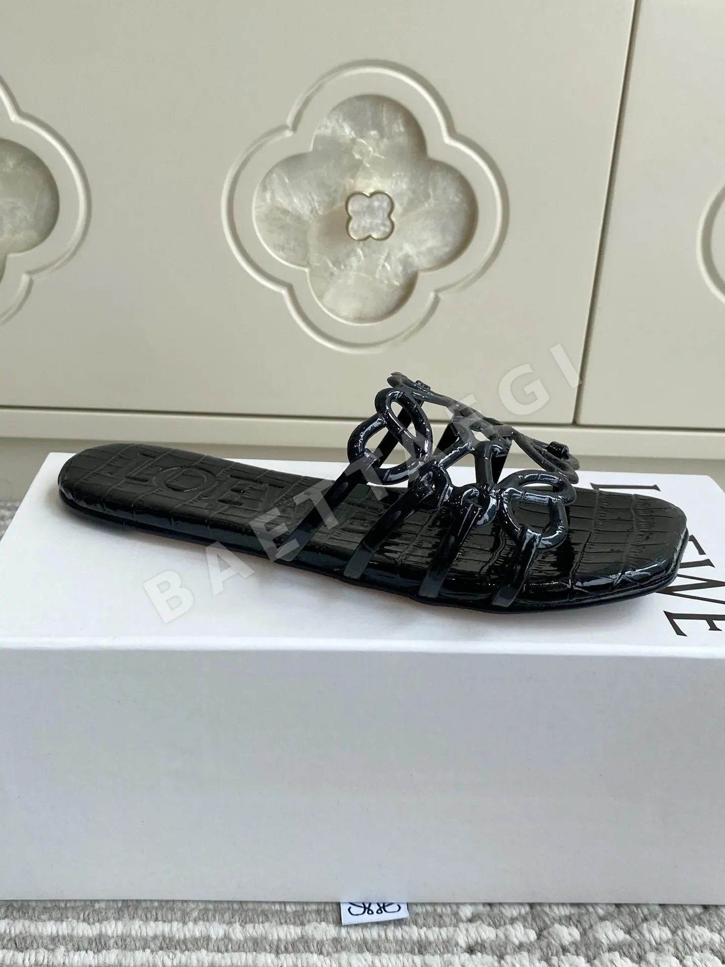 로에베 아날그램 키튼힐 플랫 샌들 상세 이미지 5