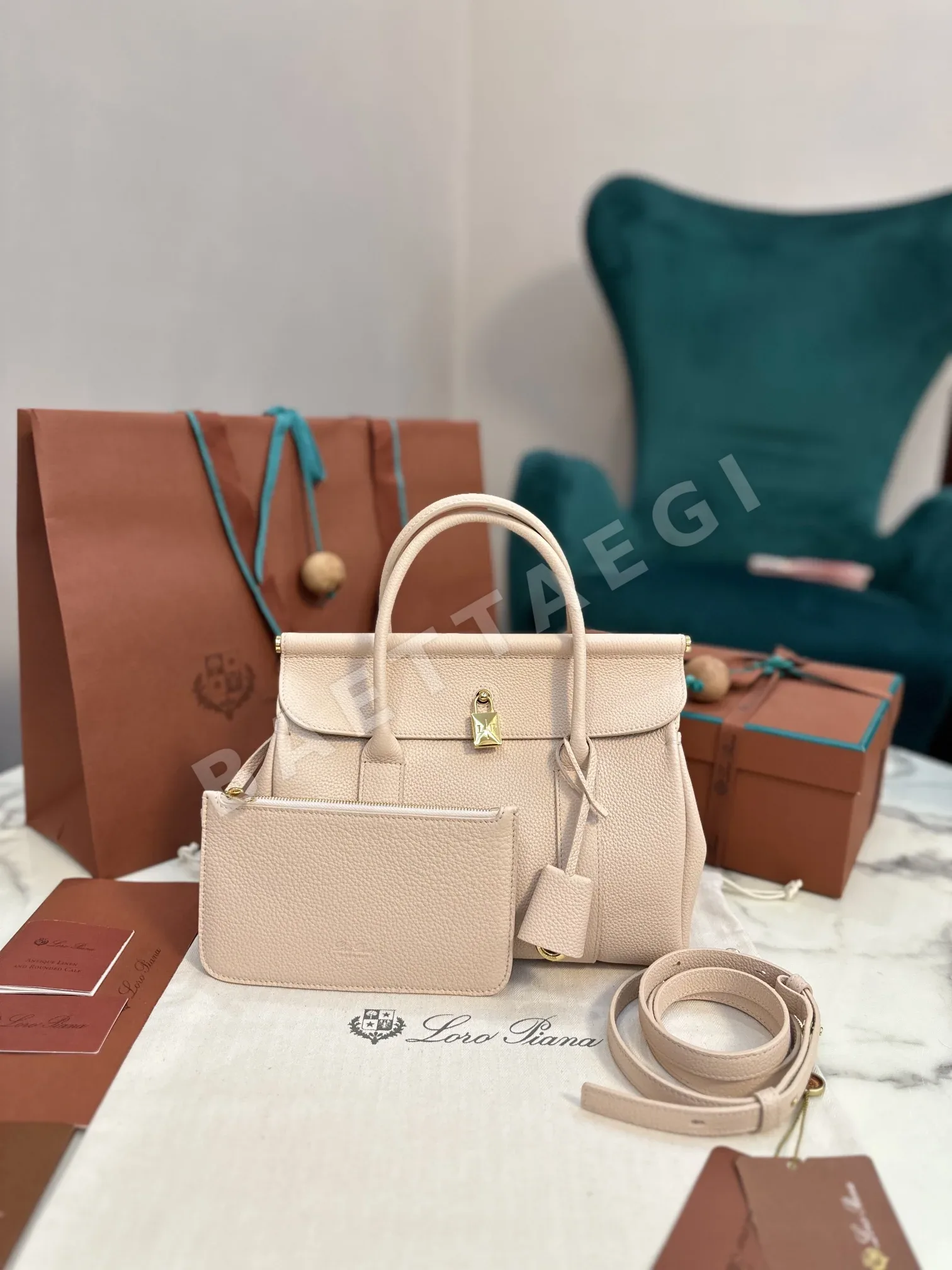 로로피아나 룸 송아지가죽 핸드백 상세 이미지 9