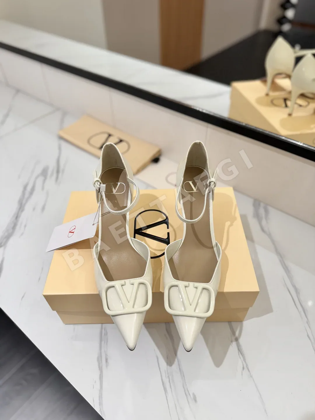 발렌티노 뾰족 앞코 하이힐 샌들 V 버클 샌들 상세 이미지 3