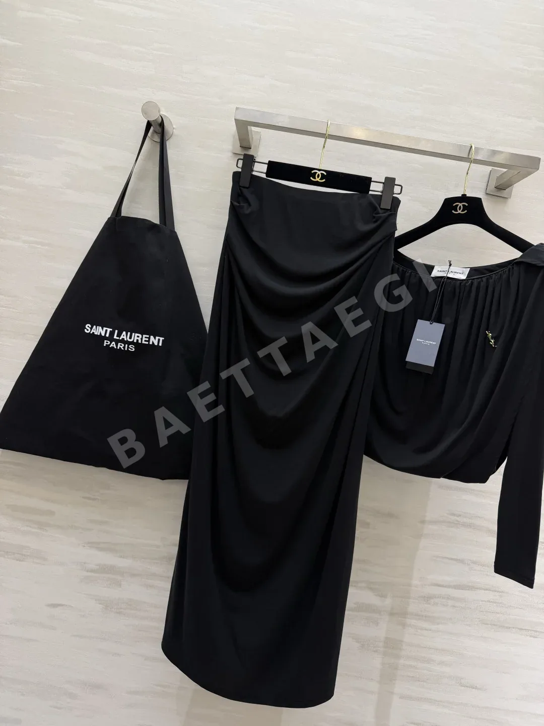 생로랑 여성 루즈핏 반팔 티셔츠 상세 이미지 6