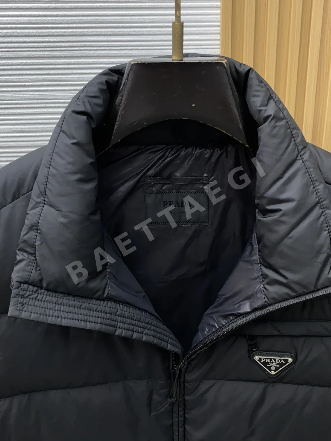 프라다 화이트 덕다운 남성 조끼 상세 이미지 4