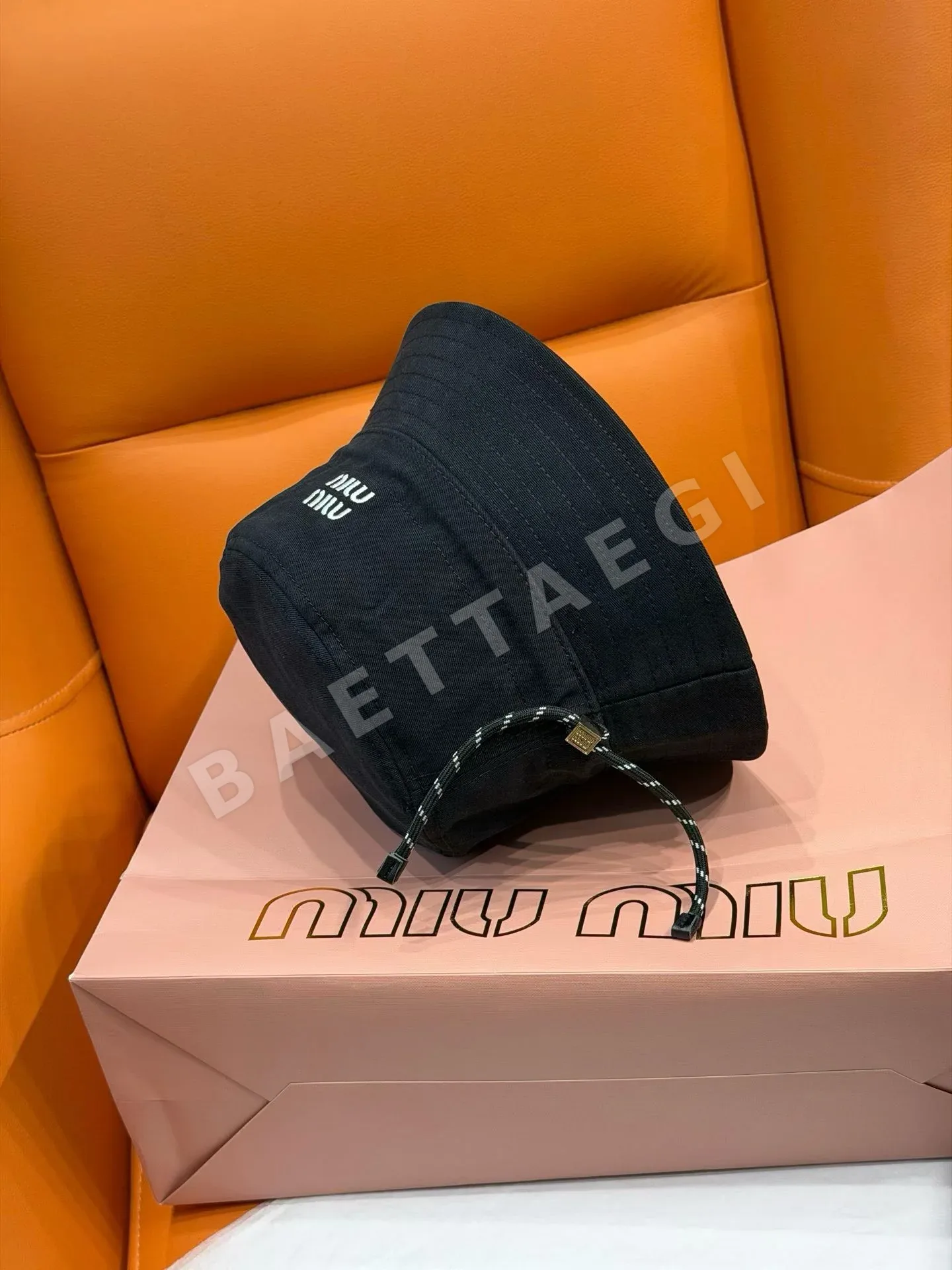 미우미우 블랙 자수 드로스트링 버킷햇 상세 이미지 5