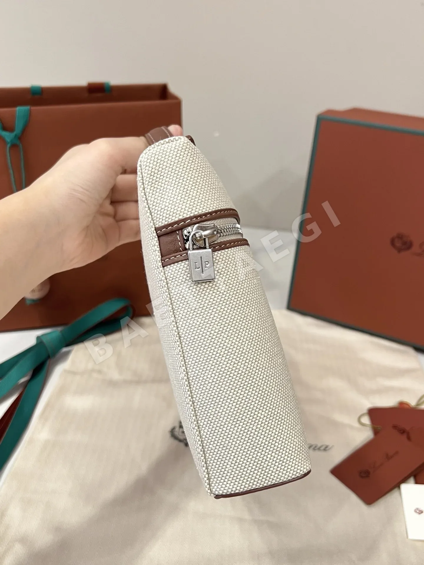 로로피아나 린넨 캔버스 클러치백 상세 이미지 4