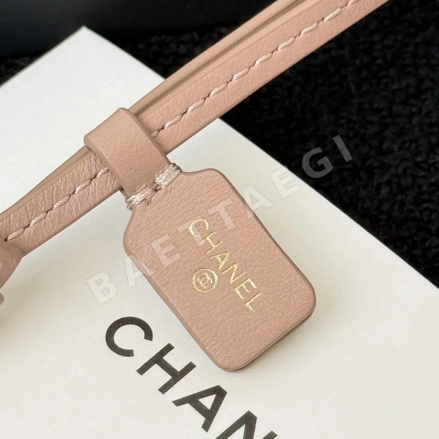 샤넬 서핑보드형 더블 C 가죽 키링 상세 이미지 9