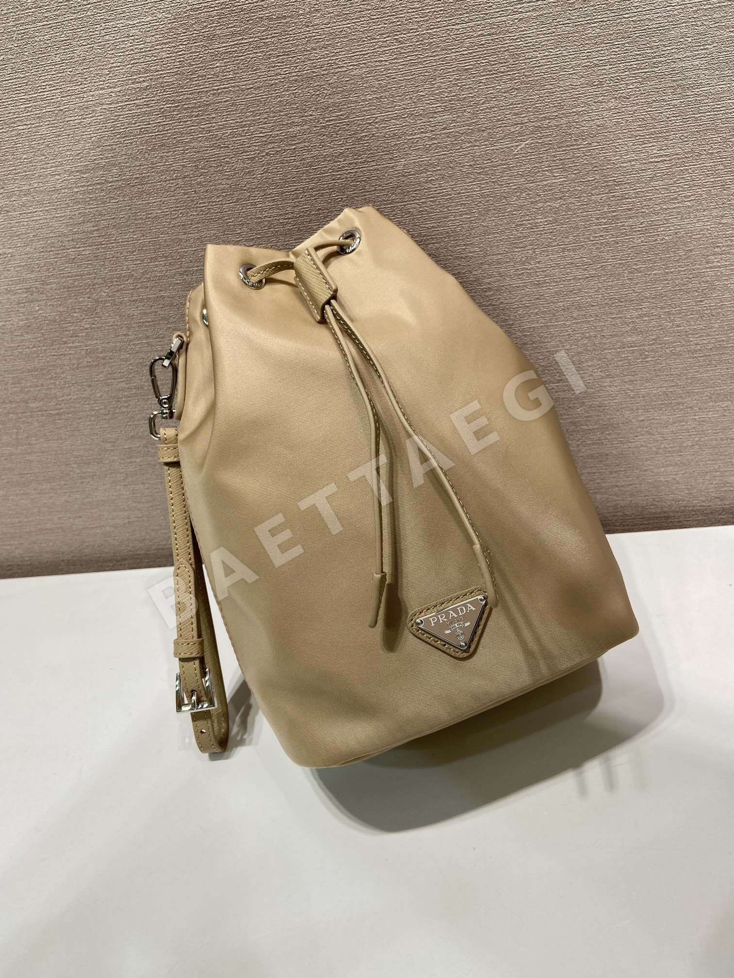 프라다 나일론 복주머니 클러치백 상세 이미지 3