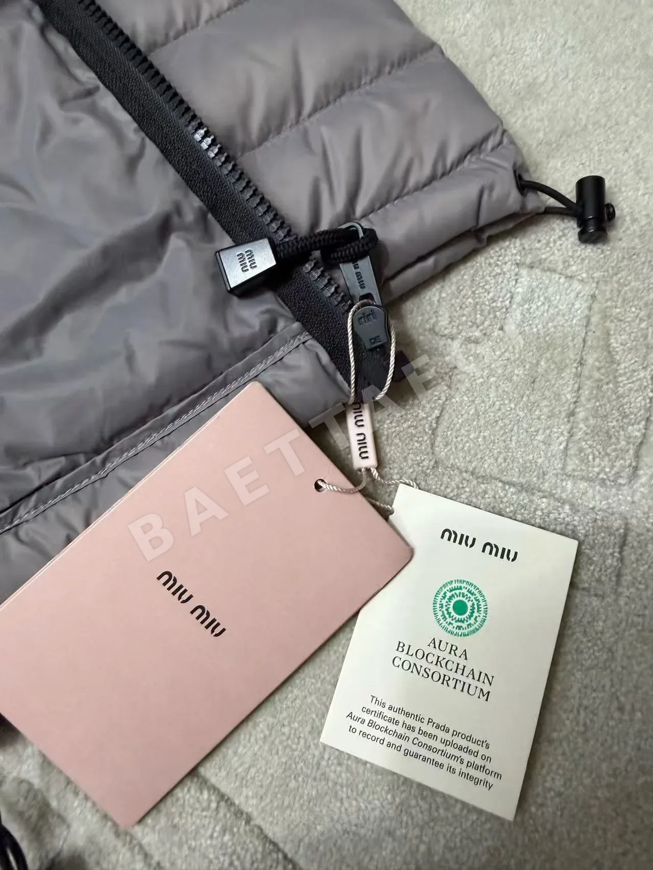 미우미우 라이트웨이트 폰지 다운 자켓 상세 이미지 10