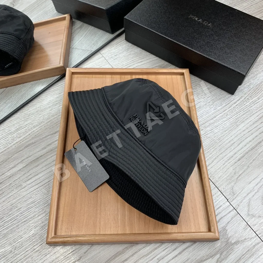 프라다 양면 삼각로고 버킷햇 상세 이미지 2