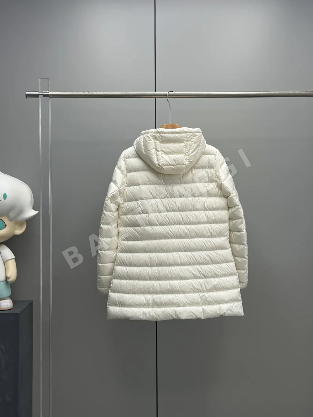 몽클레르 여성 미들 기장 후드 패딩 점퍼 상세 이미지 9