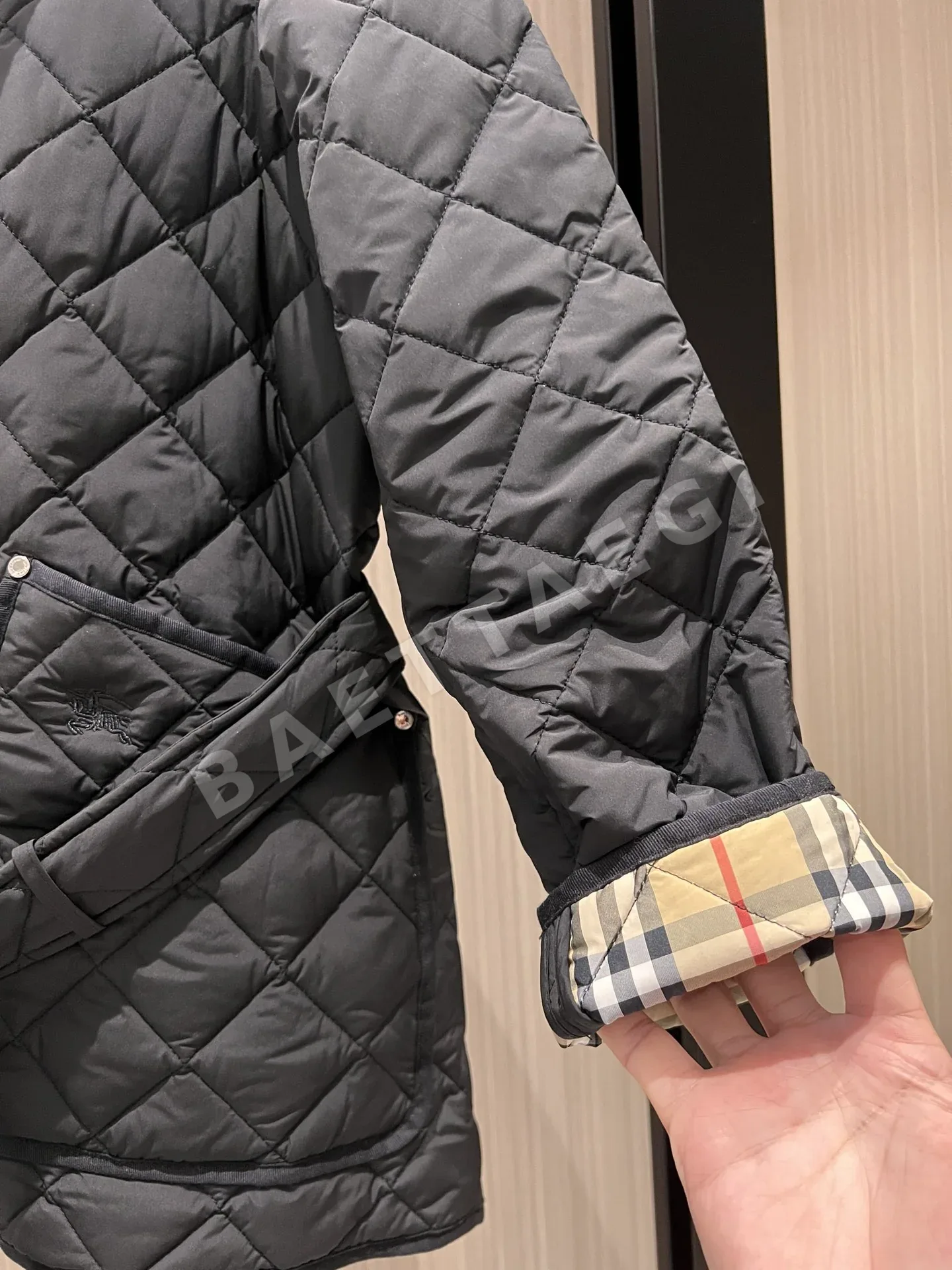 버버리 코듀로이 카라 다이아몬드 패턴 여성 패딩 상세 이미지 8