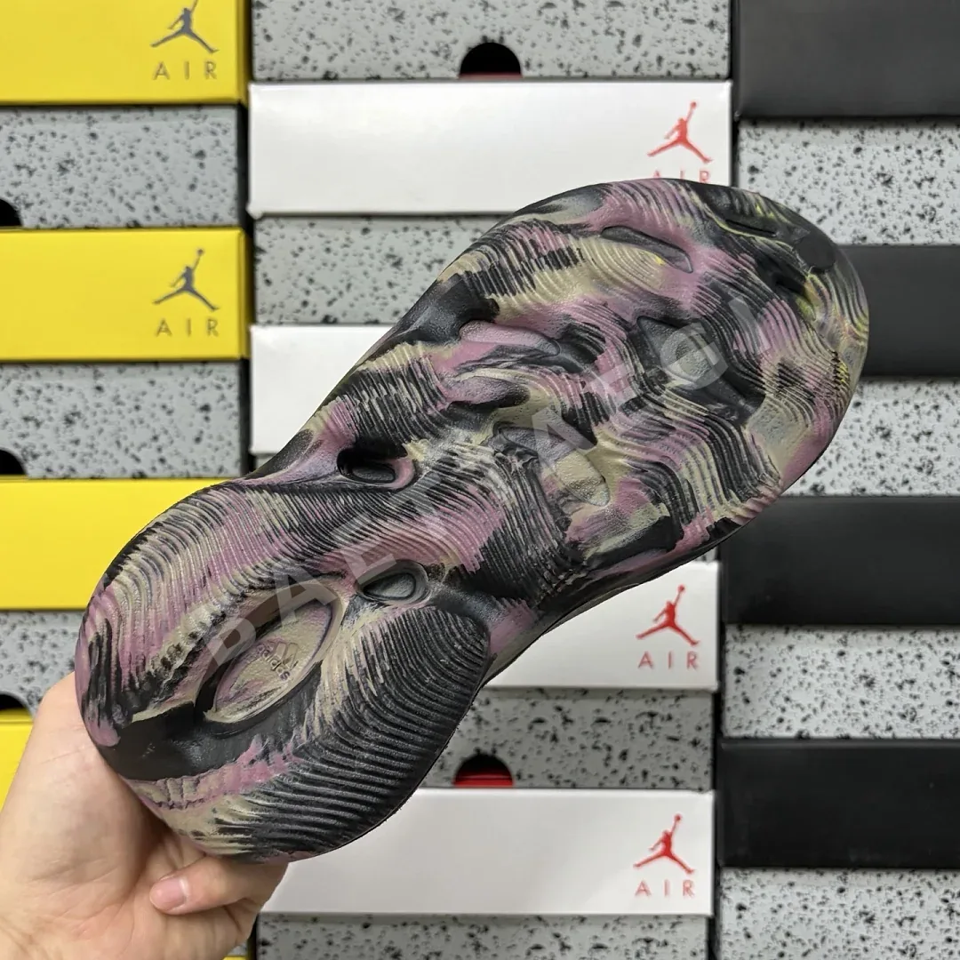 아디다스 [LW] 이지 폼 RNR MX IG9562 200639 Adidas Yeezy Foam RNR MX Carbon 상세 이미지 8