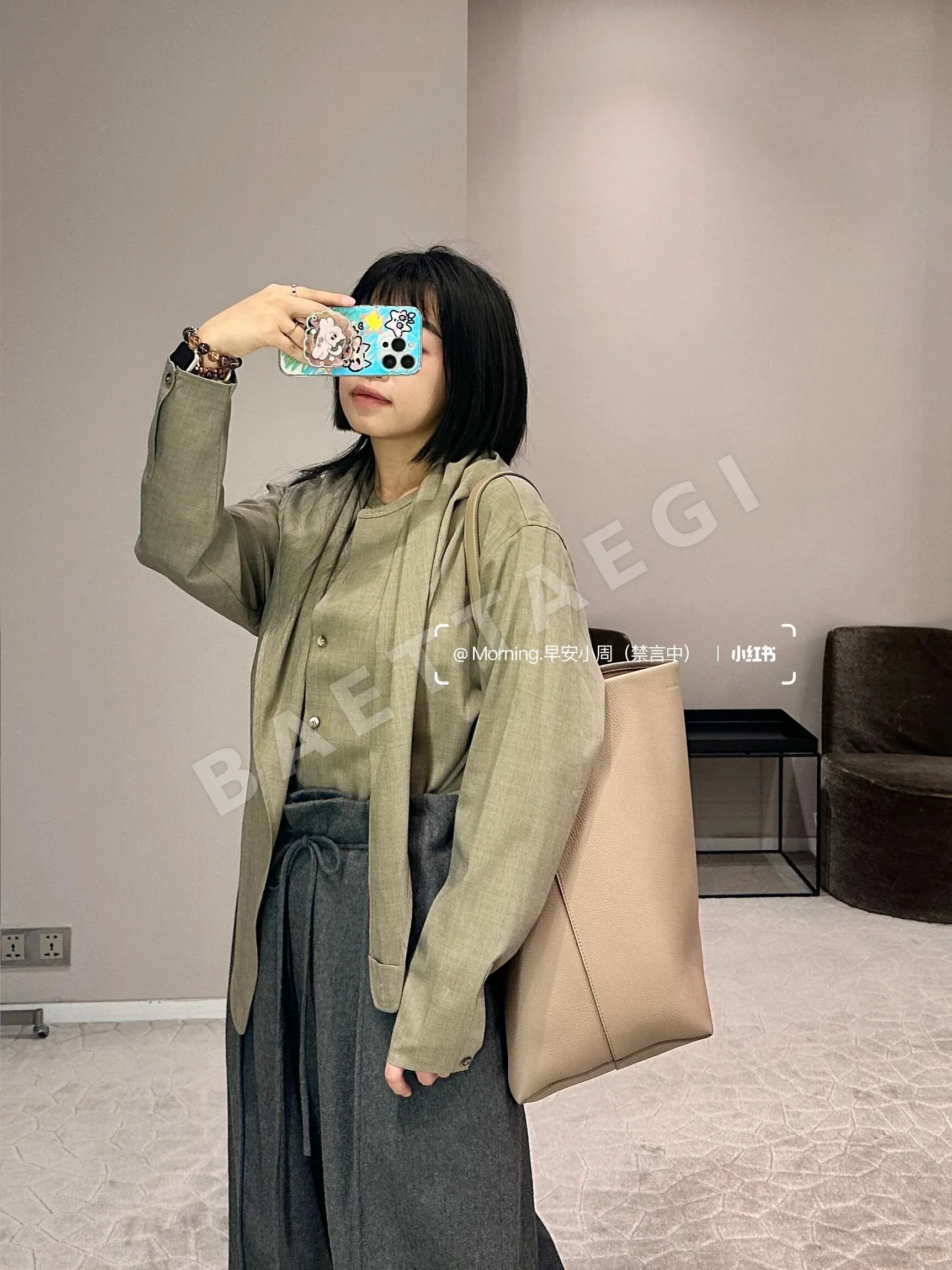 더로우 미니멀 블랙 토트백 상세 이미지 5