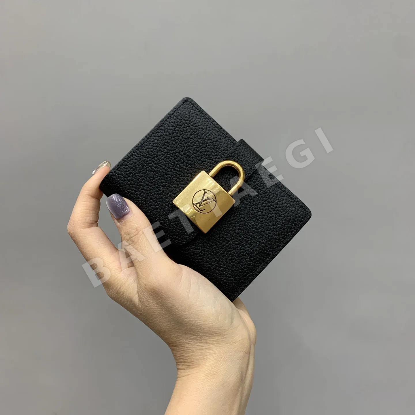 루이비통 올블랙 송아지가죽 숏 지갑 M12408