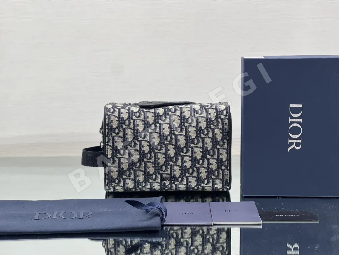 디올 링고트 클러치 겸 토일레타리 파우치 195627