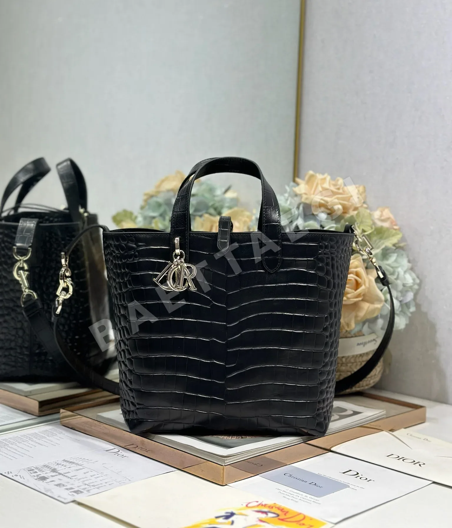 디올 투즈르 블랙 크로커다일 엠보싱 토트백 196020