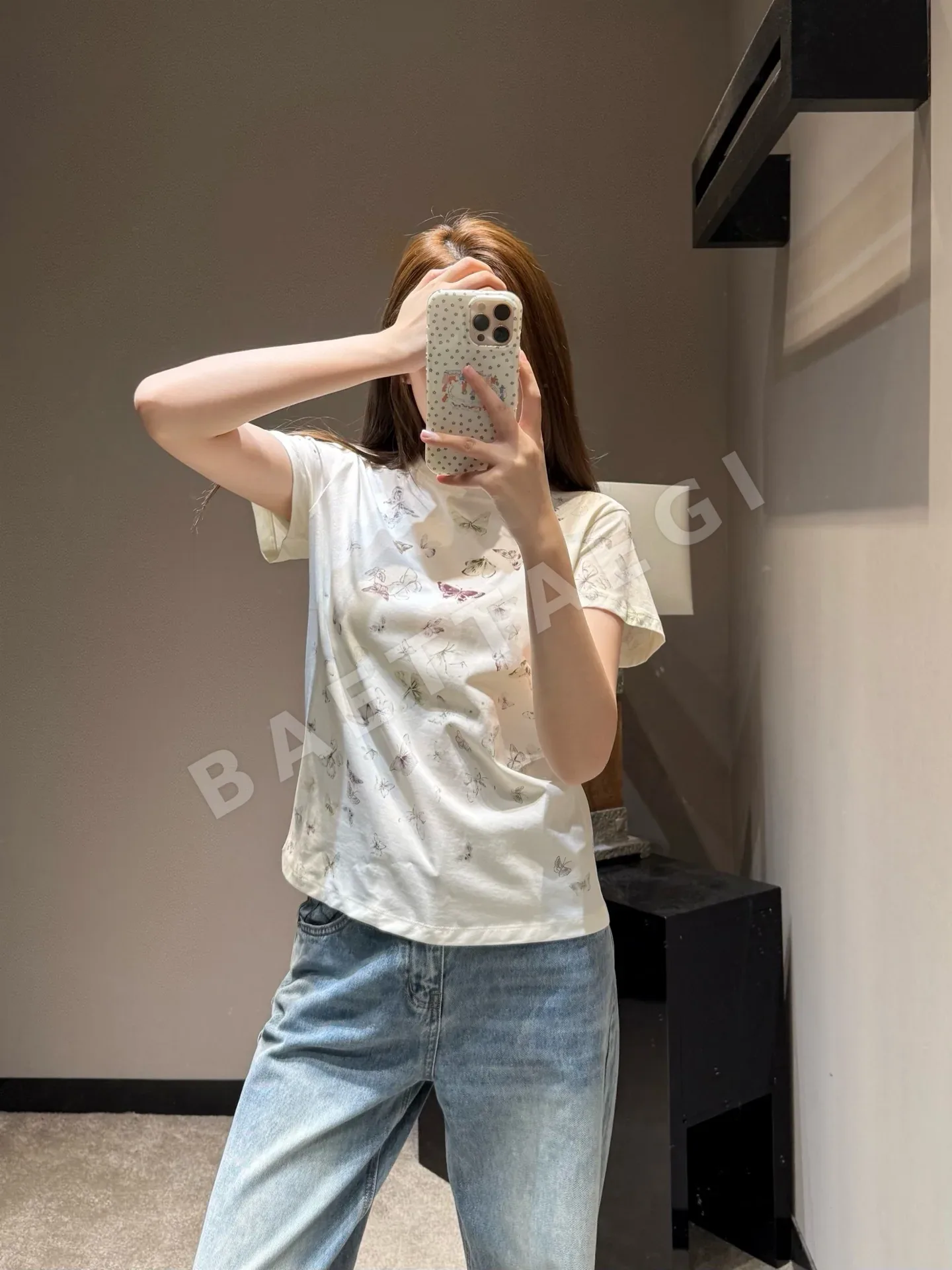 미우미우 크리미 화이트 나비 프린트 여성 반팔 상세 이미지 3