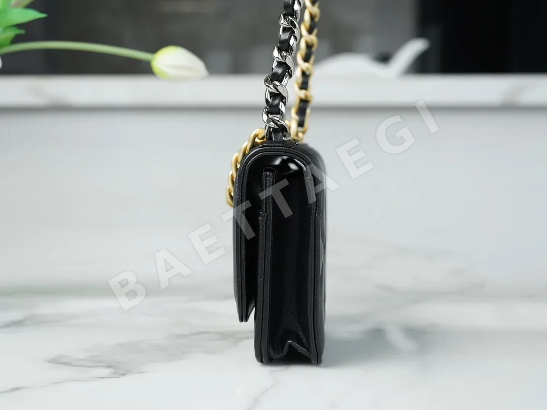 샤넬 19 WOC 블랙 금장 체인백 상세 이미지 8