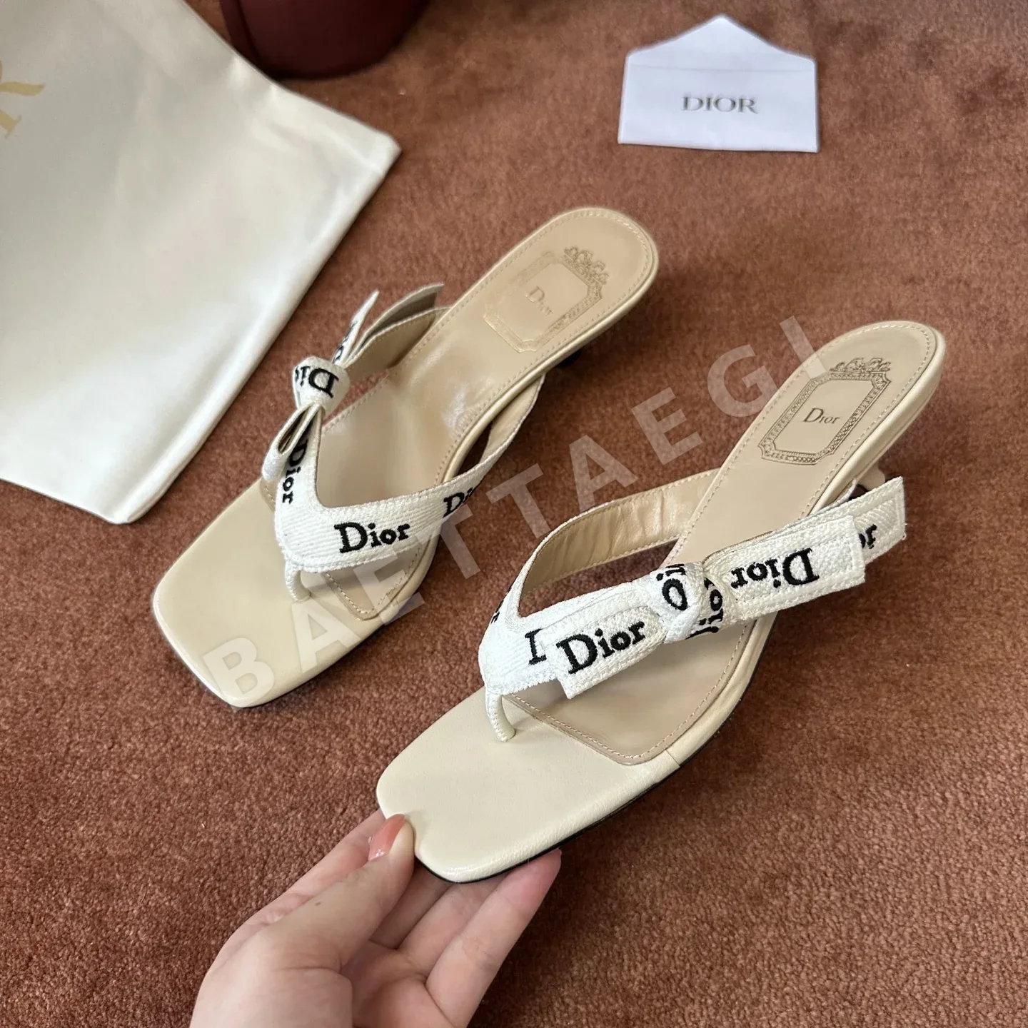 디올 로고 자수 캔버스 플랫 샌들 상세 이미지 8