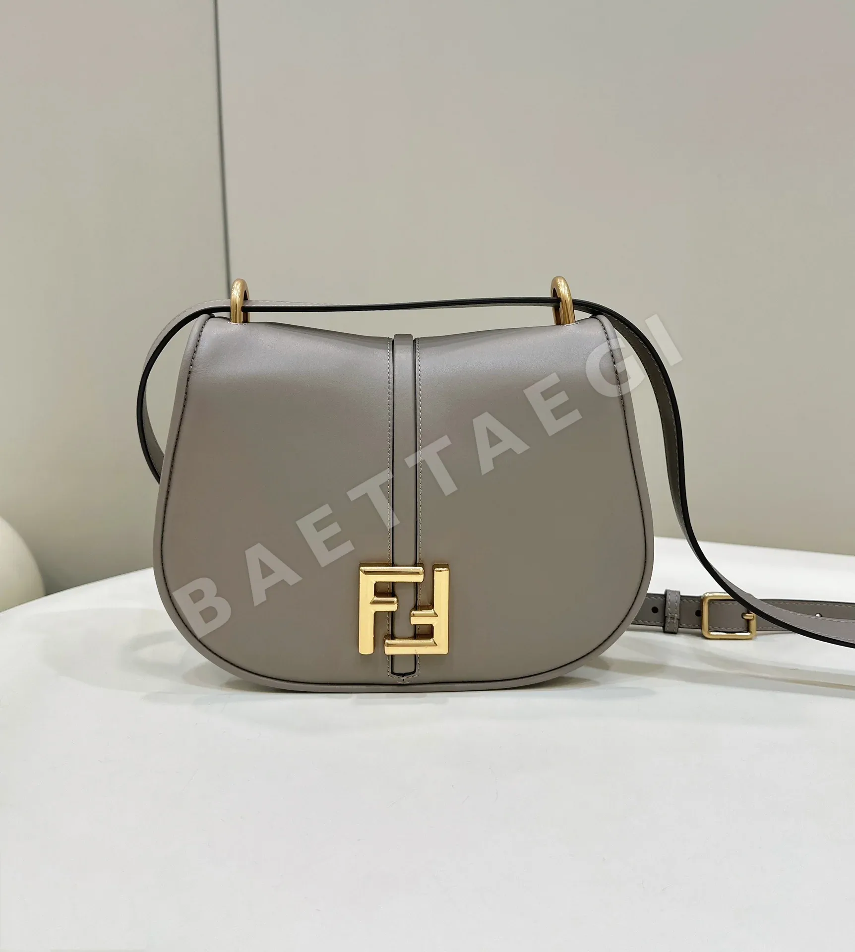 펜디 FF 로고 플랩 숄더백 8622 L 29249
