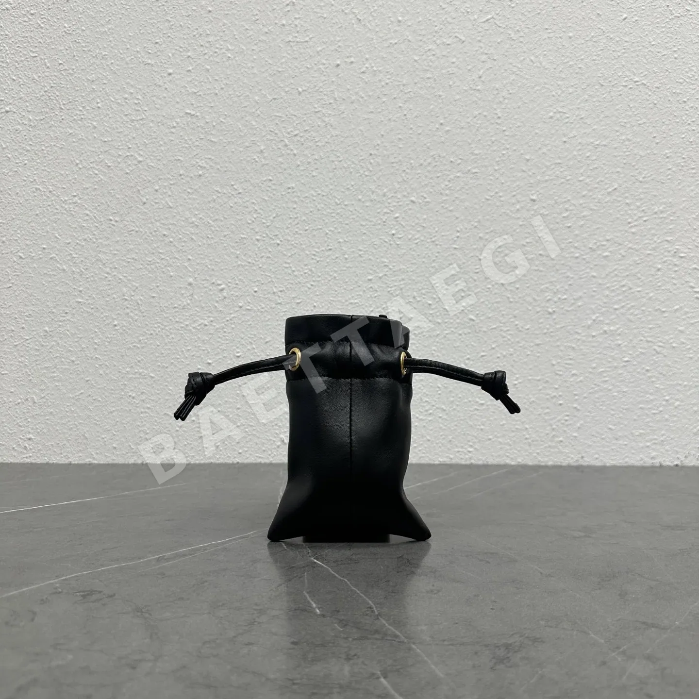셀린느 램스킨 미니 크리스털 파우치 상세 이미지 3