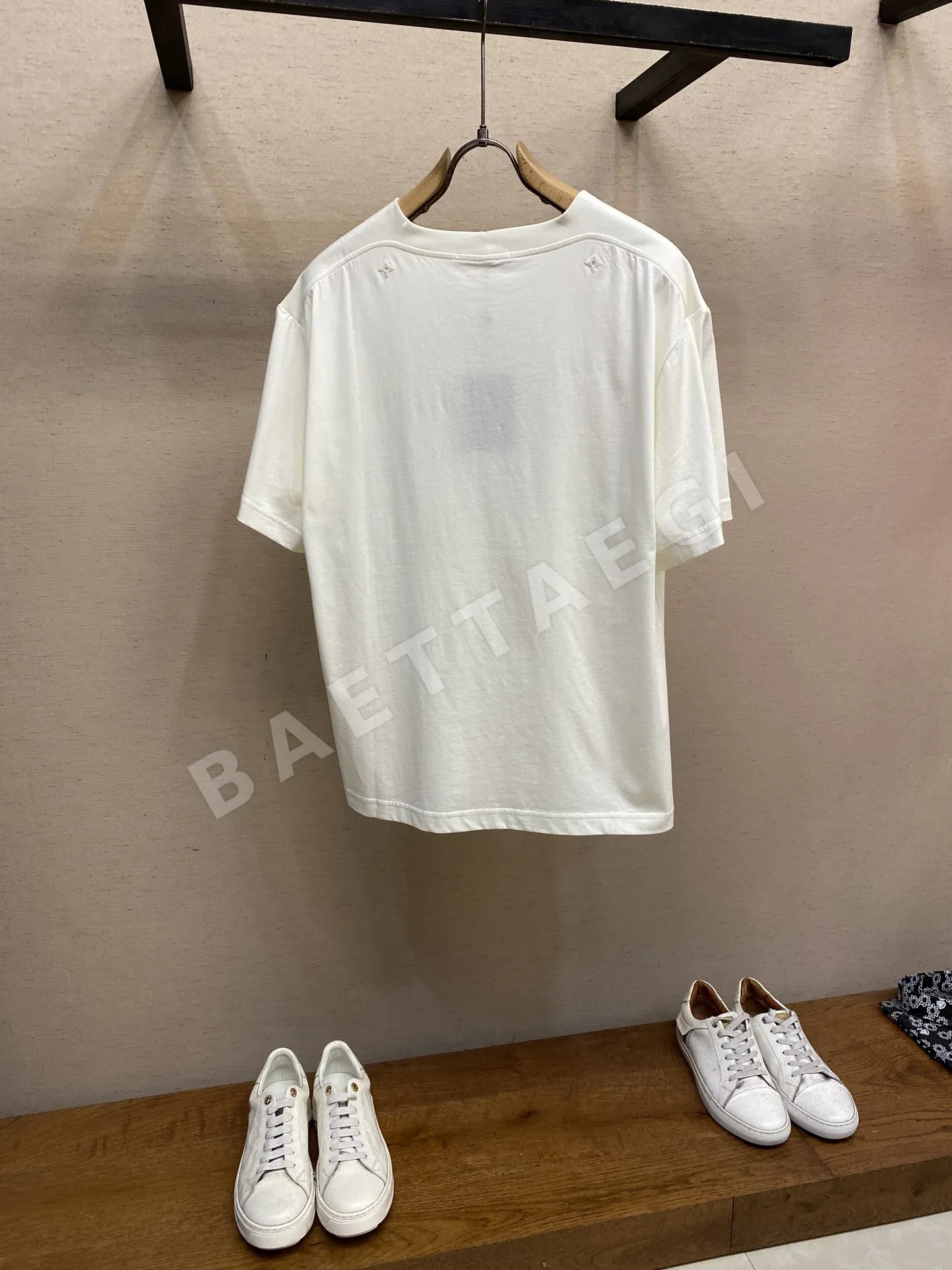 루이비통 자수 로고 워시드 남성 반팔 티셔츠 상세 이미지 2