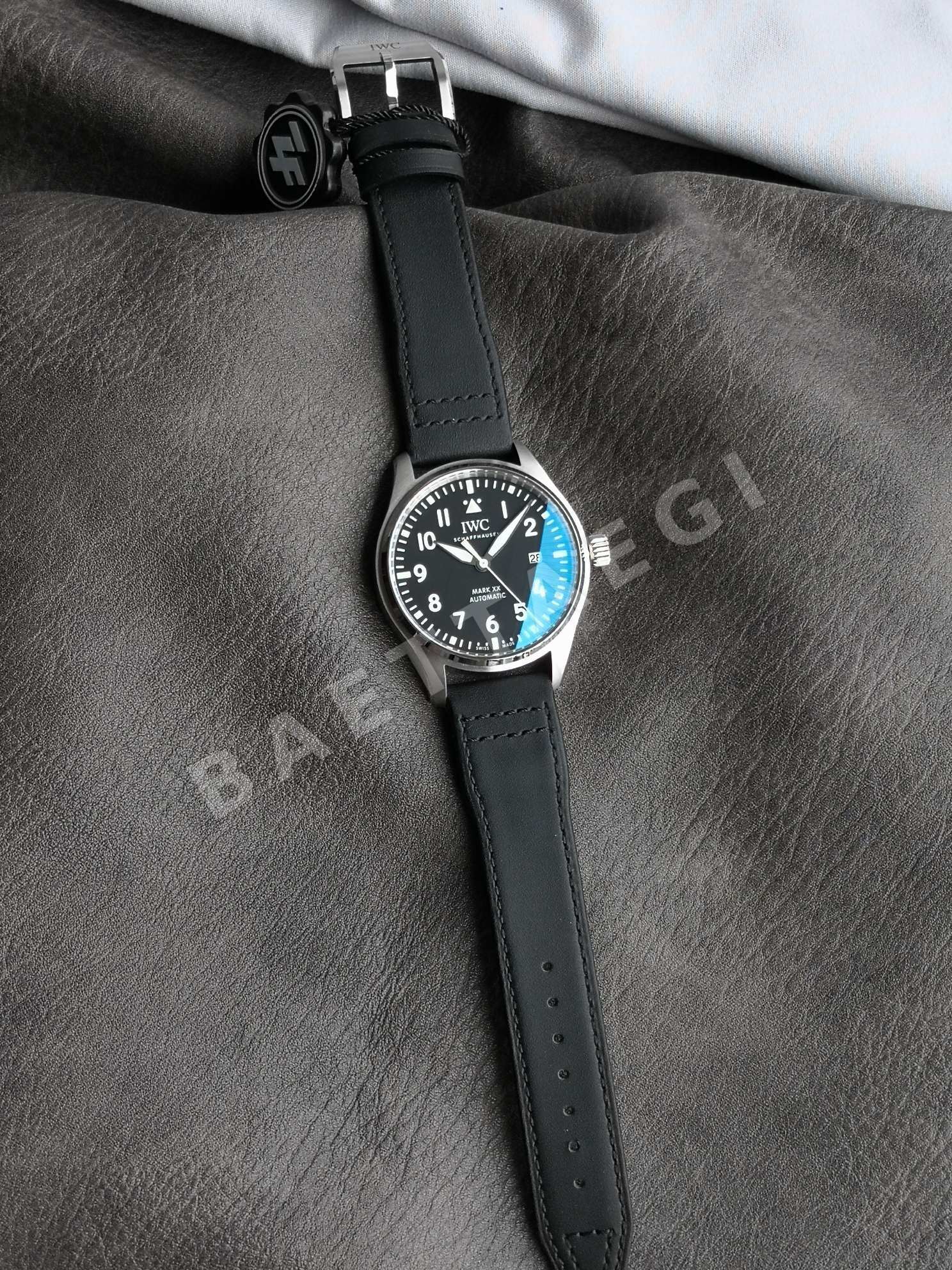 IWC 파일럿 블랙 다이얼 자동 시계 상세 이미지 2